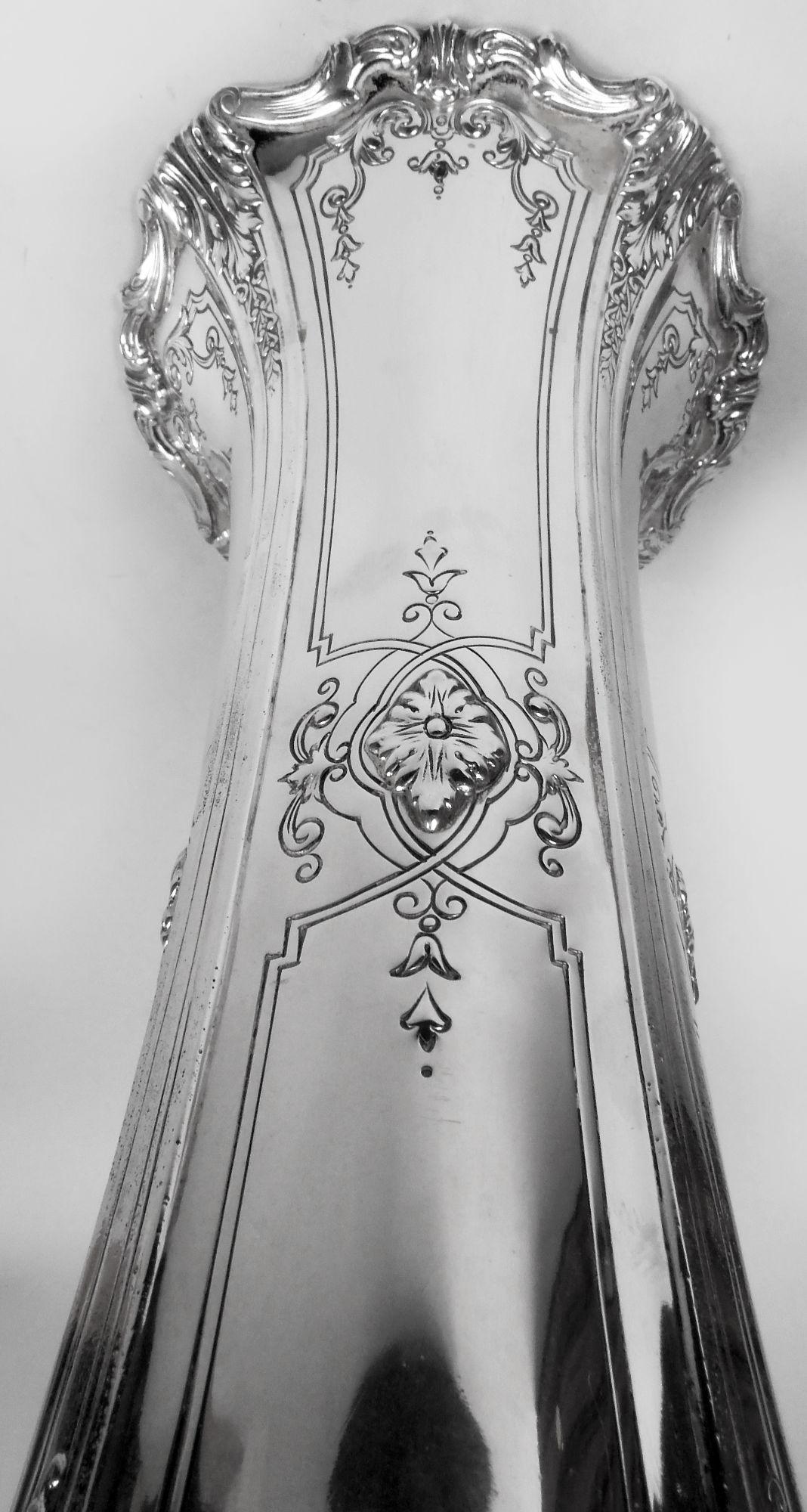 Edoardiano Antico vaso classico di Reed & Barton in stile Luigi XV in vendita