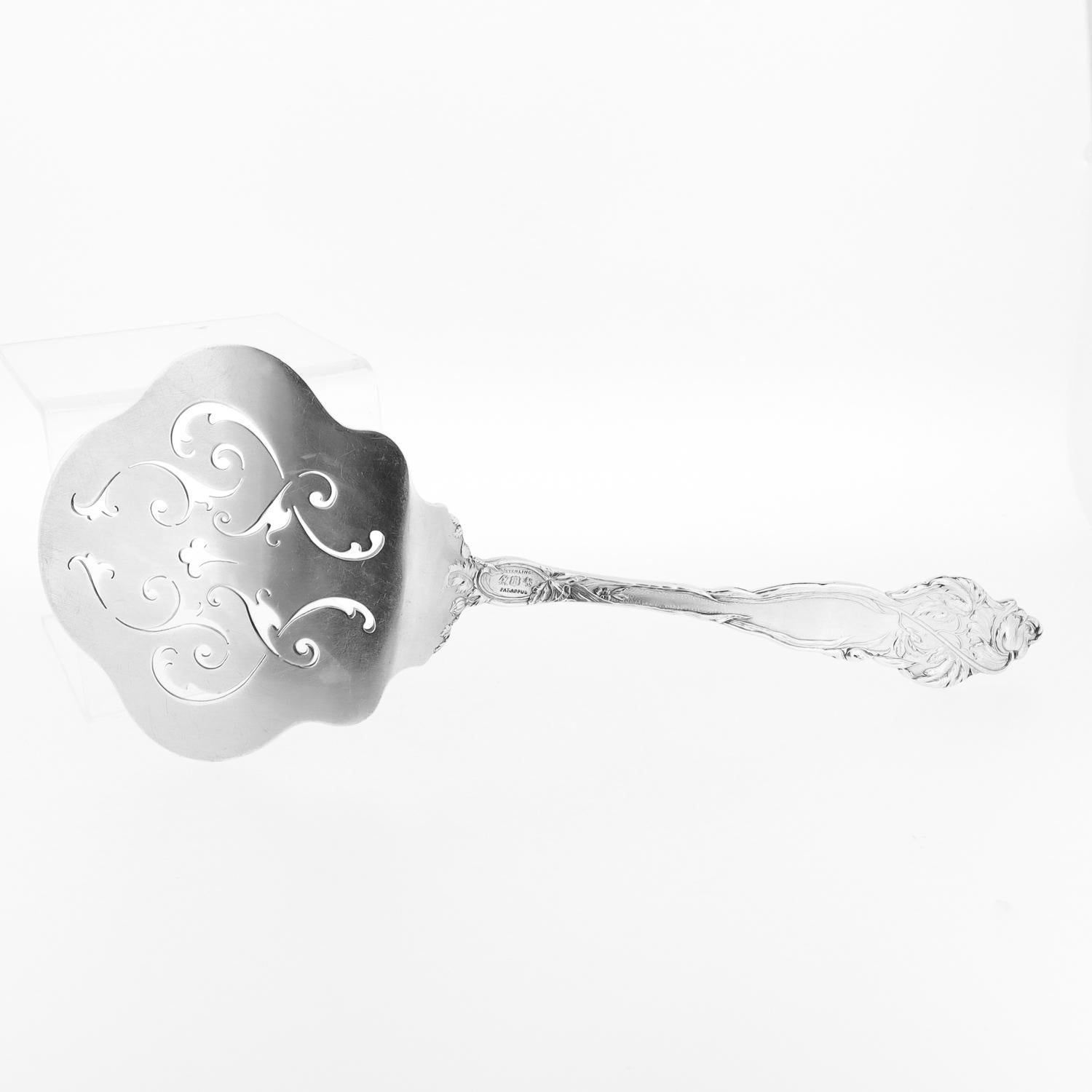 Service à gaufres antique Reed & Barton « Le Six Fleurs » en argent sterling de 9 pouces en vente 3
