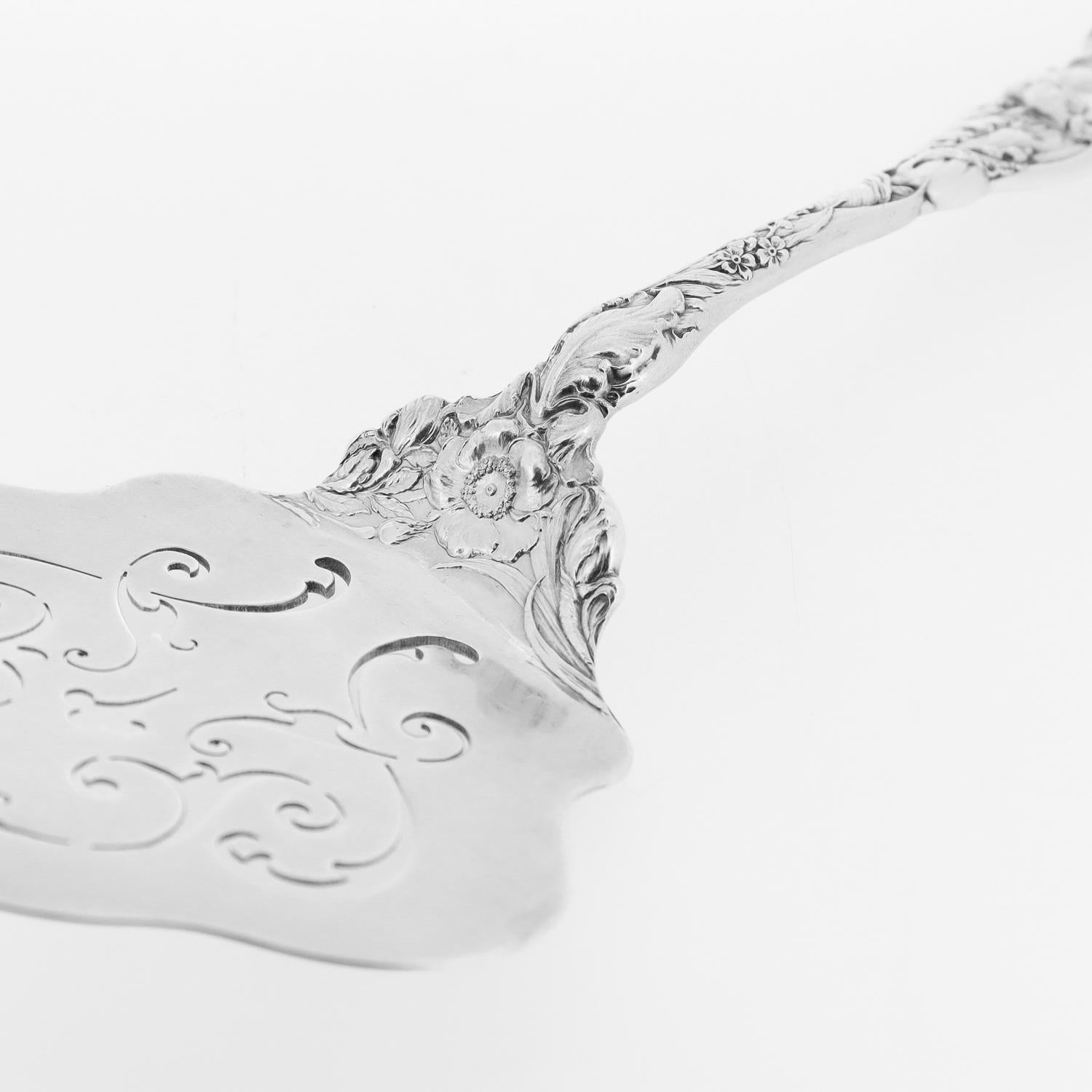 Service à gaufres antique Reed & Barton « Le Six Fleurs » en argent sterling de 9 pouces en vente 5