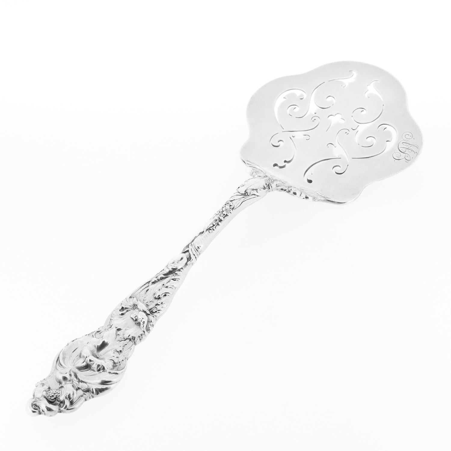 Service à gaufres antique Reed & Barton « Le Six Fleurs » en argent sterling de 9 pouces Bon état - En vente à Philadelphia, PA