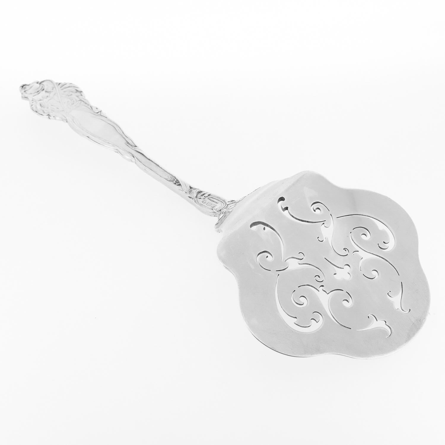 Argent sterling Service à gaufres antique Reed & Barton « Le Six Fleurs » en argent sterling de 9 pouces en vente