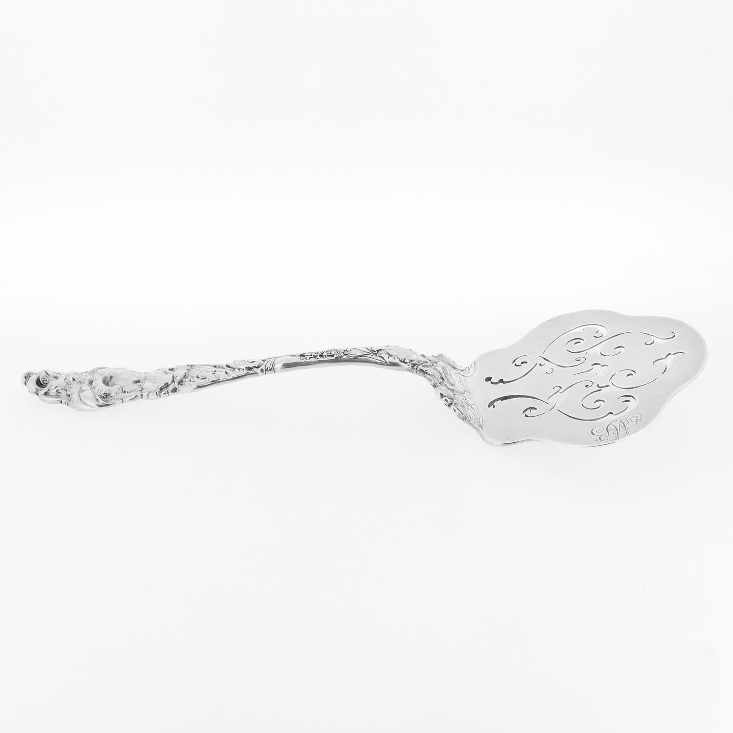 Service à gaufres antique Reed & Barton « Le Six Fleurs » en argent sterling de 9 pouces en vente 1
