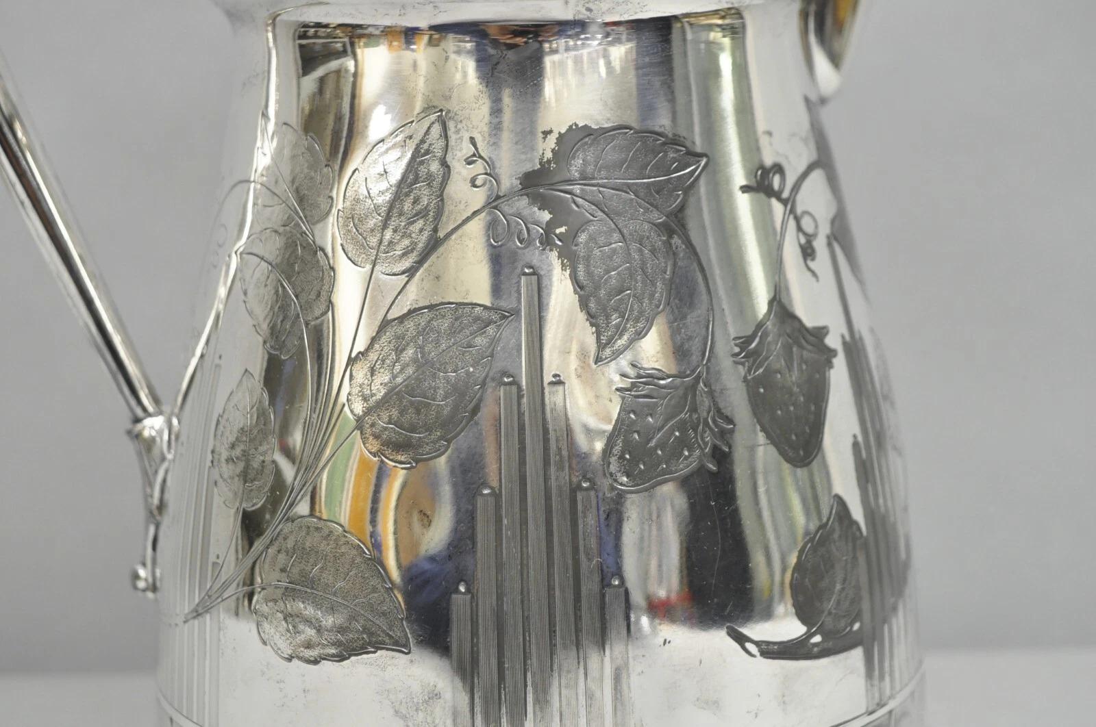 Inconnu Grande cafetière ancienne Reed & Barton plaquée argent avec scènes de neige en vente