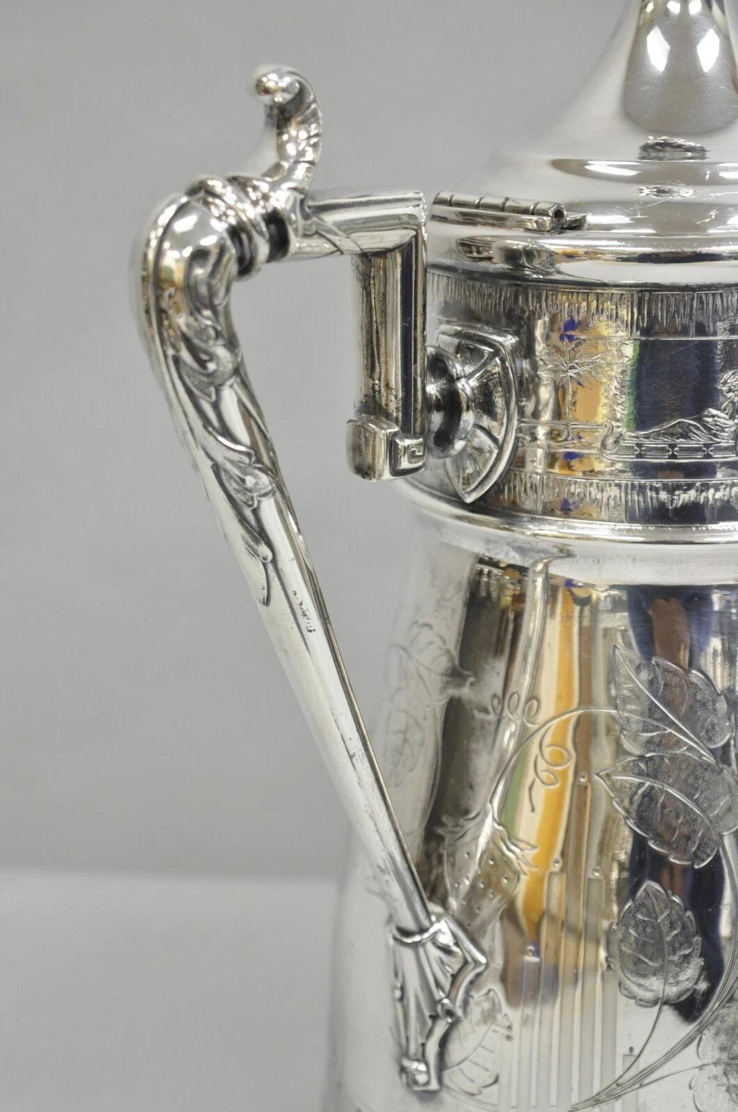 Grande cafetière ancienne Reed & Barton plaquée argent avec scènes de neige Bon état - En vente à Philadelphia, PA