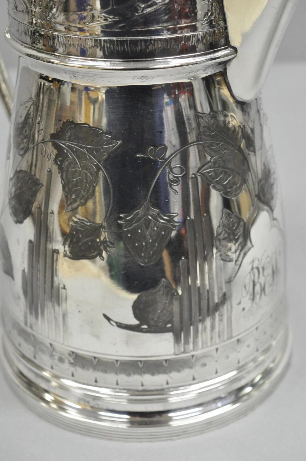 Grande cafetière ancienne Reed & Barton plaquée argent avec scènes de neige en vente 1