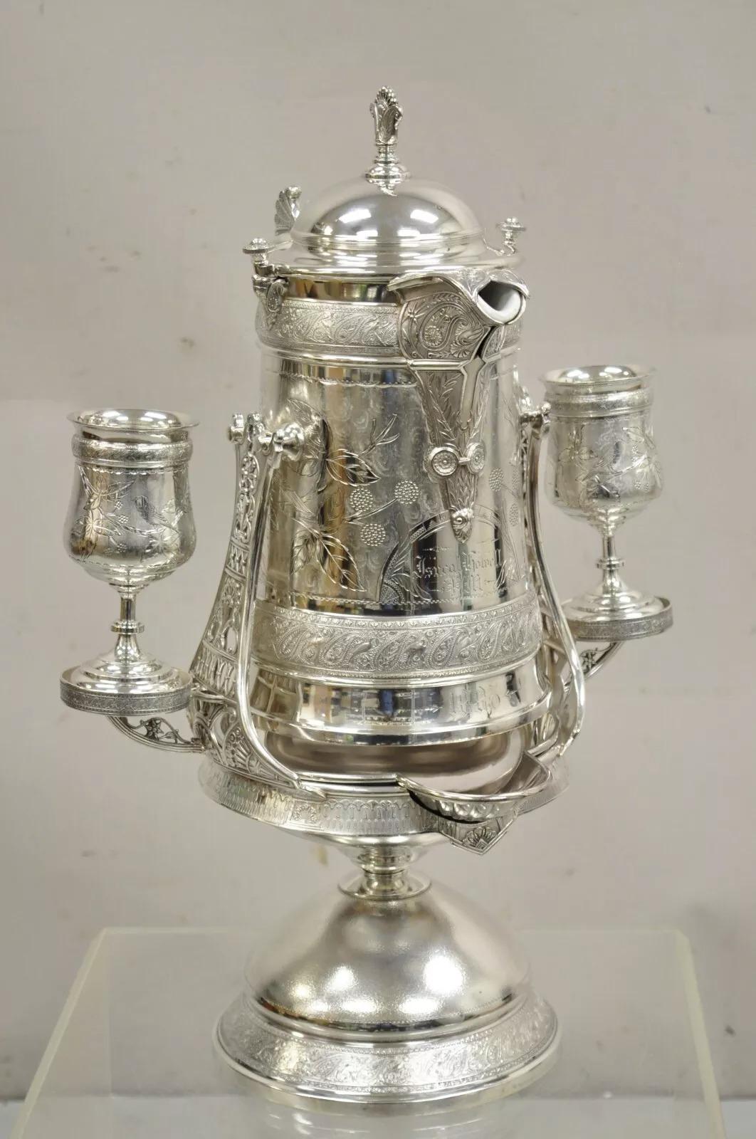 Verziertes antikes Reed & Barton Victorian Silver Plated Tilting Ice Water Pitcher Set mit Keramik ausgekleidet Pitcher und drehbarem Sockel. Der Krug trägt die Gravur/Monogramm 