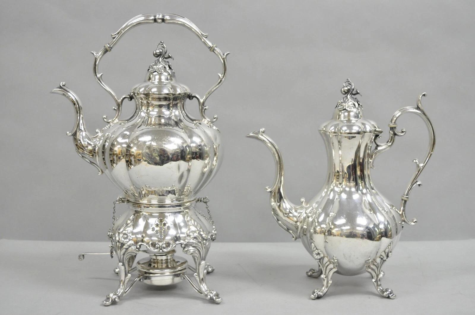 Antico set da tè barocco placcato in argento Reed & Barton con vassoio da portata A. Wilcox - 5 pezzi. L'inserzione comprende (1) teiera inclinabile, (1) lattiera, (1) zuccheriera, (1) teiera con piede, tutte di Reed & Winthrop. Il set include anche
