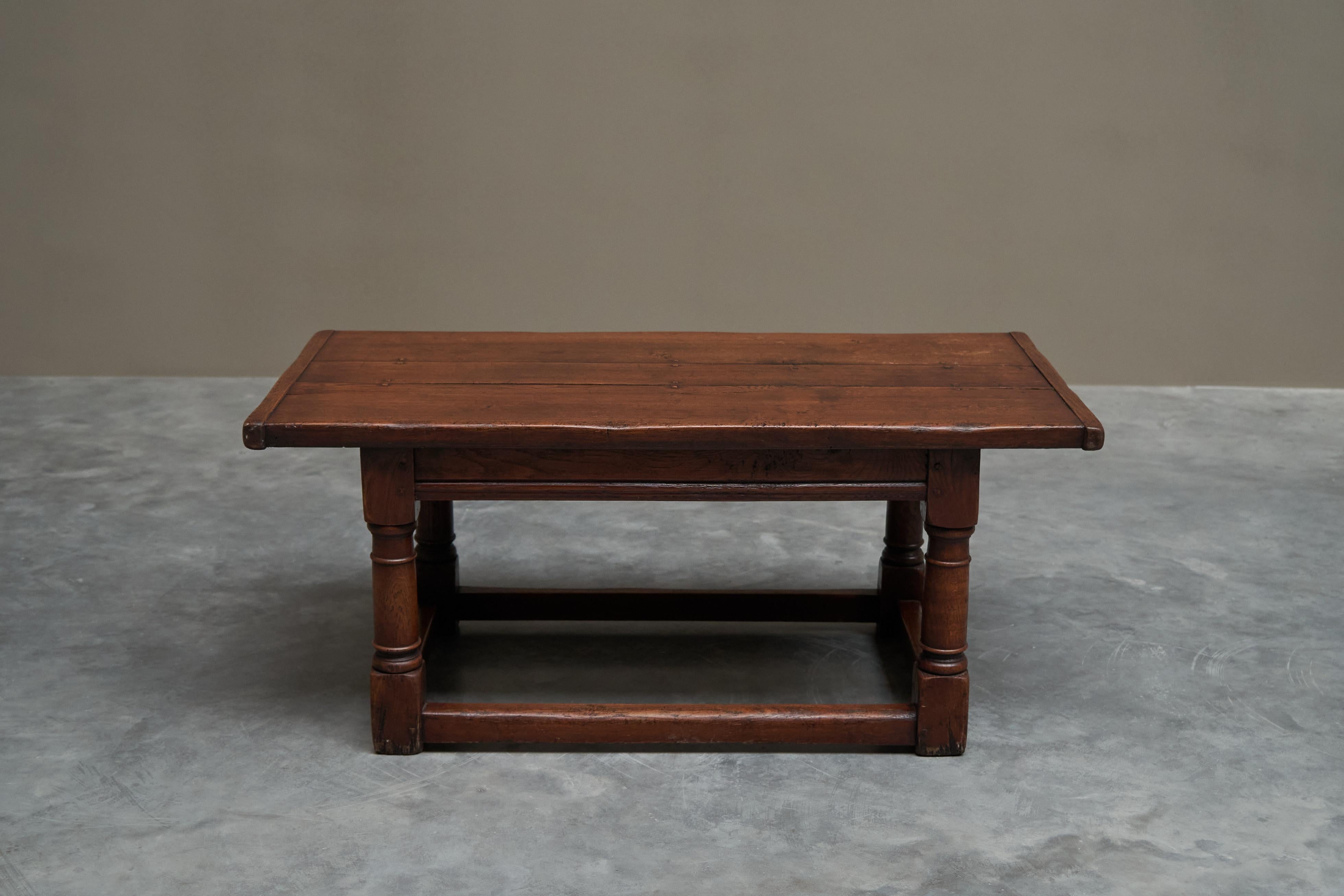 Table basse ancienne de réfectoire en chêne massif du 19ème siècle en vente 2