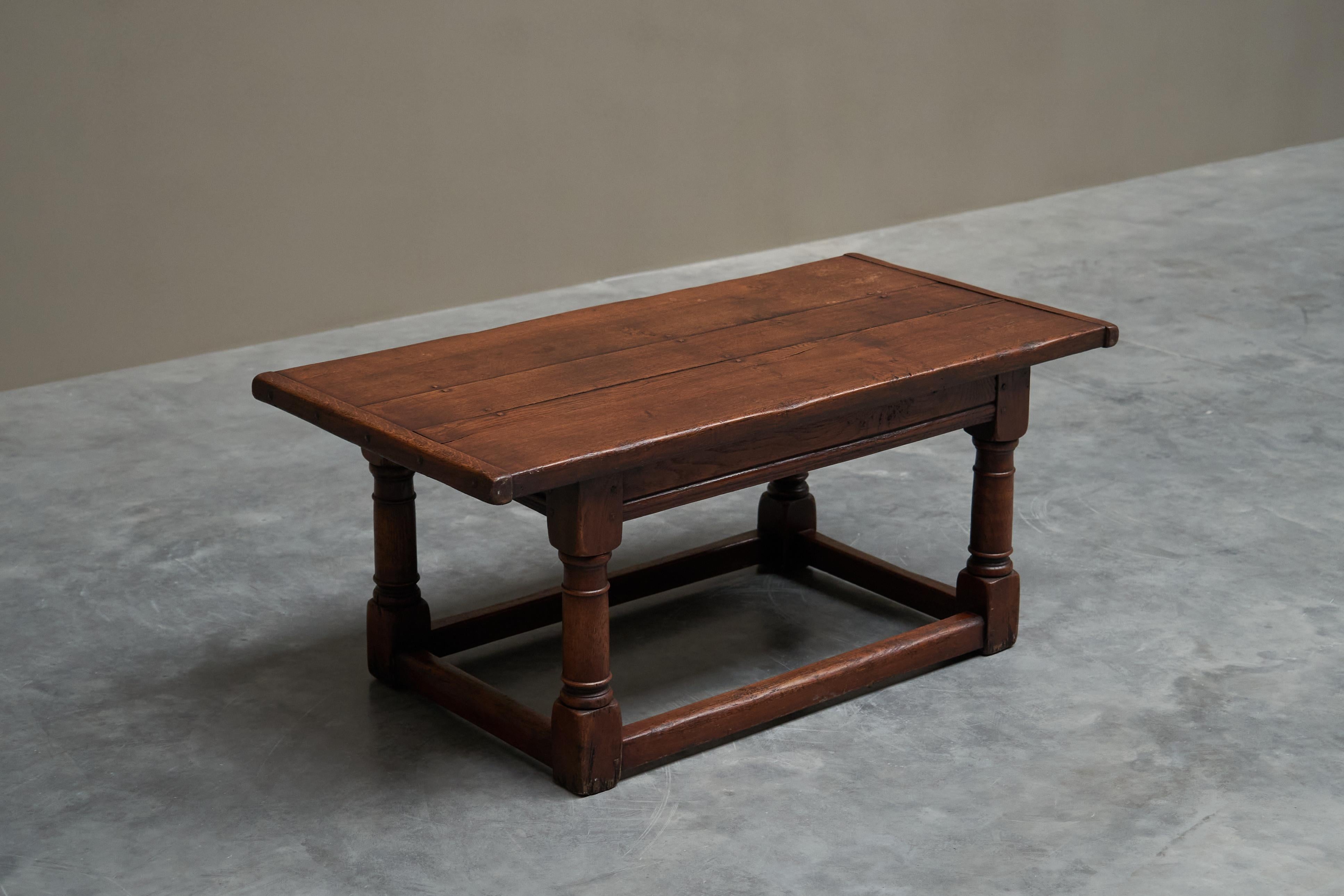 Table basse ancienne de réfectoire en chêne massif du 19ème siècle en vente 3