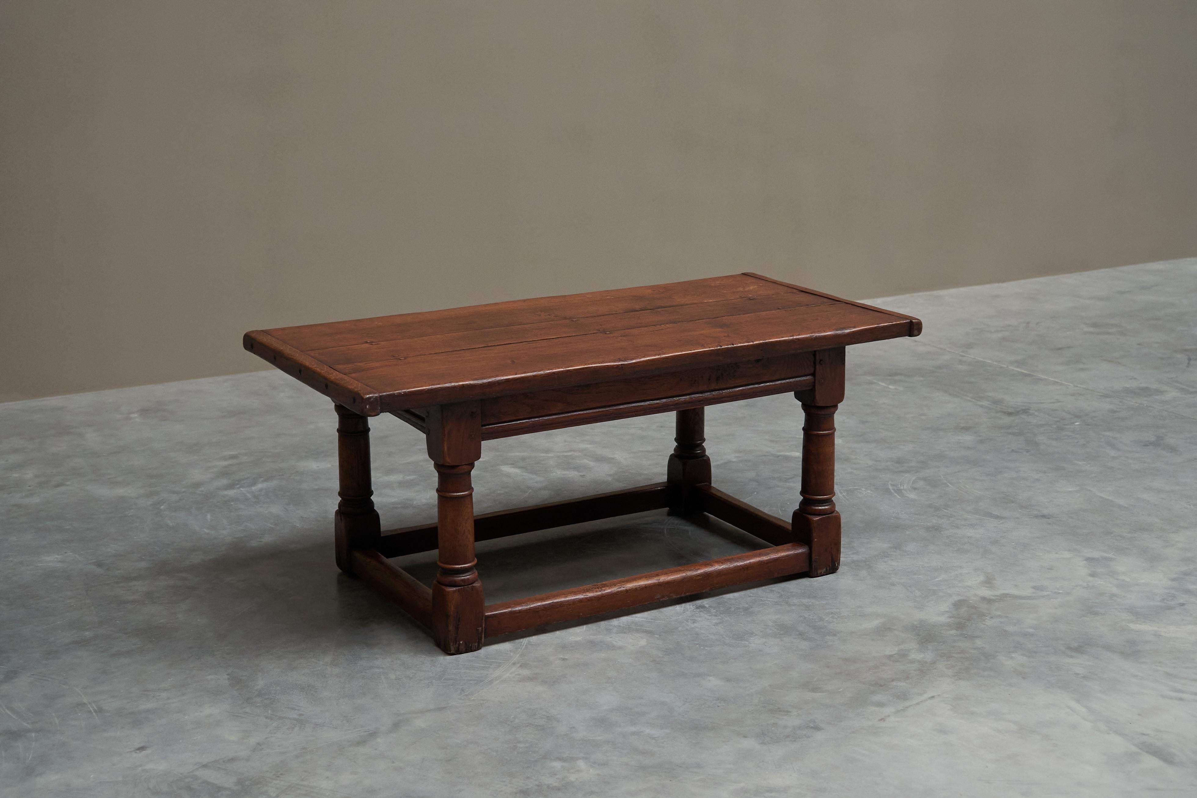 Table basse ancienne de style réfectoire en chêne massif, 19e siècle.

Cette table basse ancienne du XIXe siècle en chêne massif présente un design très élégant de style réfectoire. Rustique et charmant, mais très robuste et intemporel. 

Magnifique