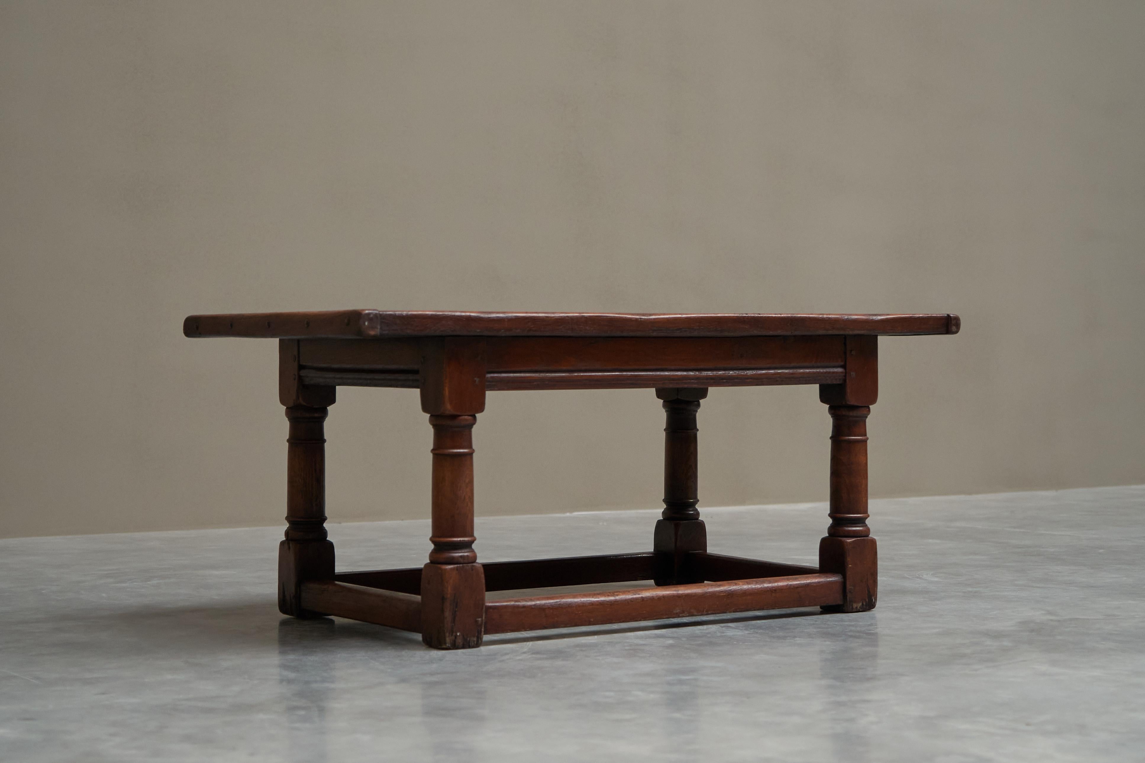 Rustique Table basse ancienne de réfectoire en chêne massif du 19ème siècle en vente