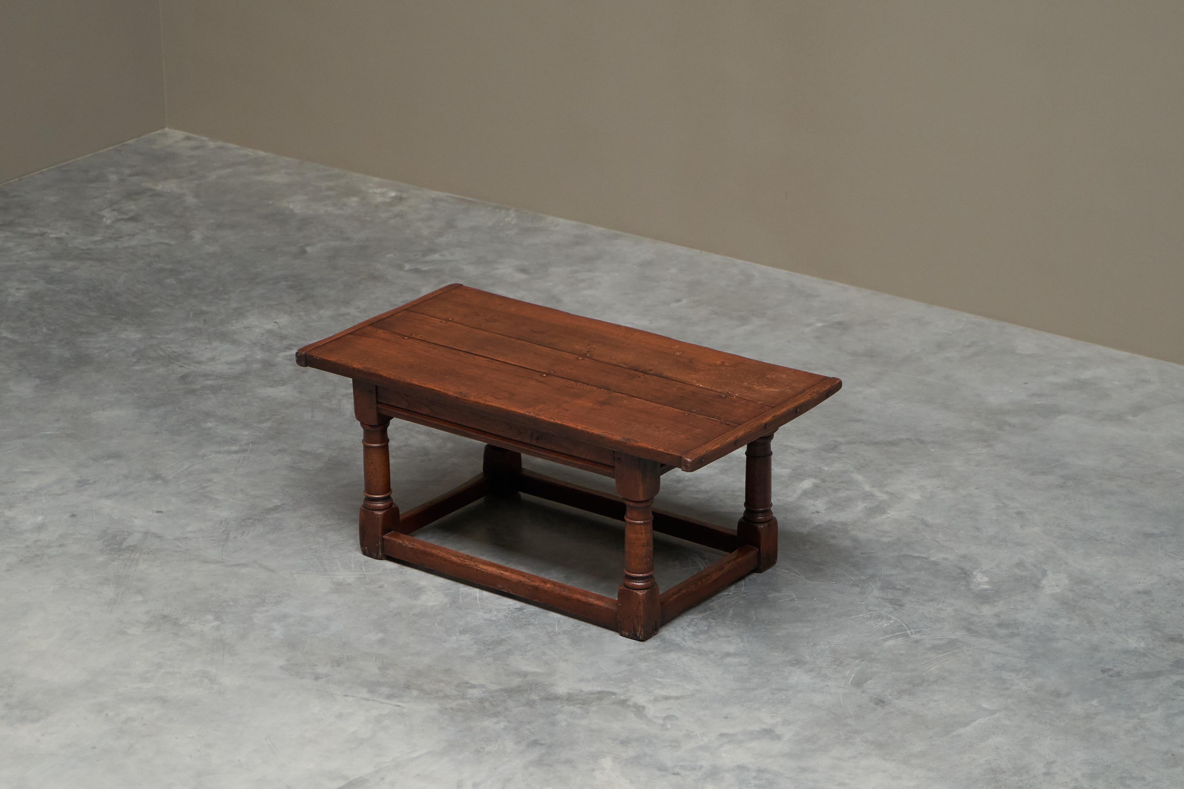 Européen Table basse ancienne de réfectoire en chêne massif du 19ème siècle en vente