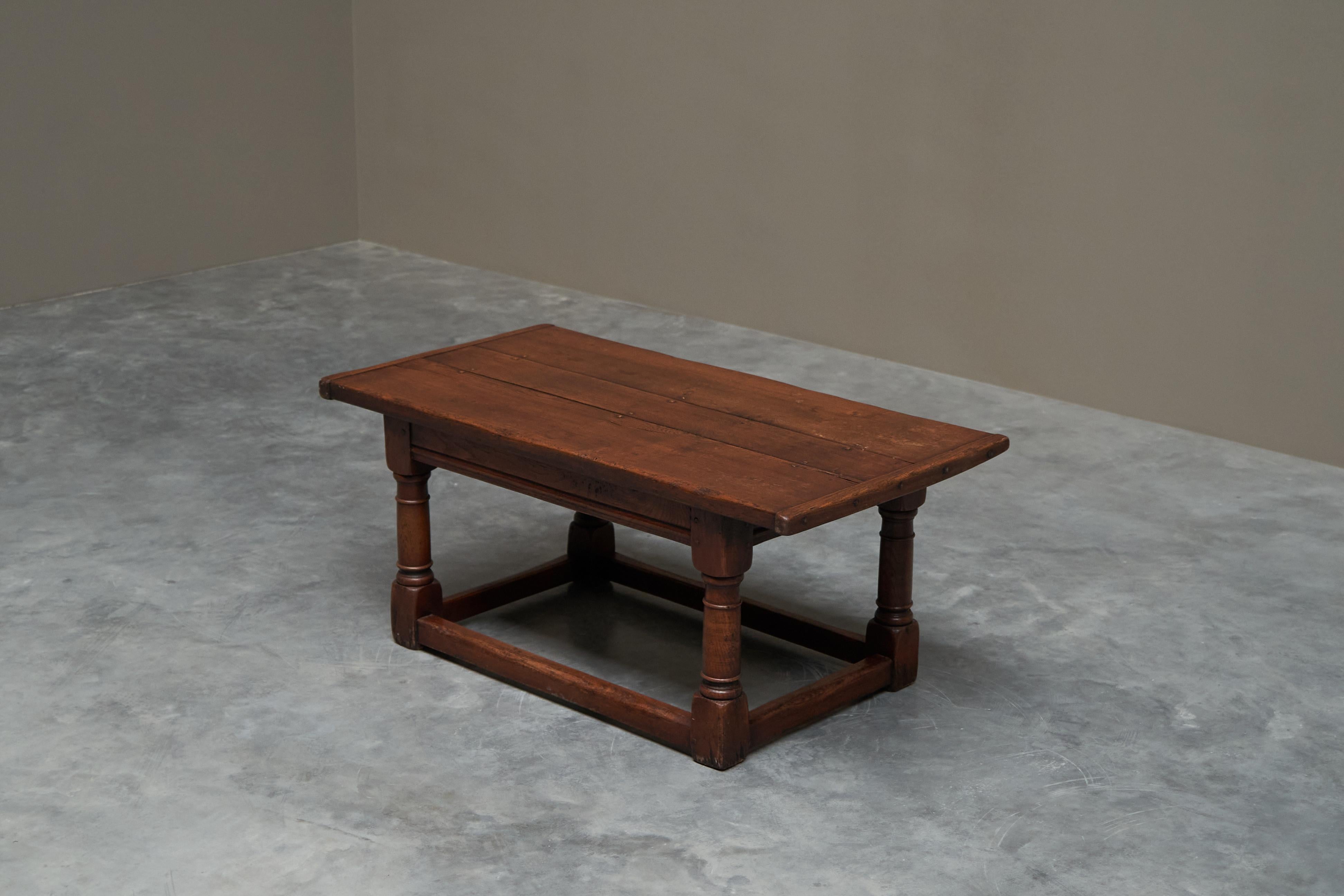 Chêne Table basse ancienne de réfectoire en chêne massif du 19ème siècle en vente