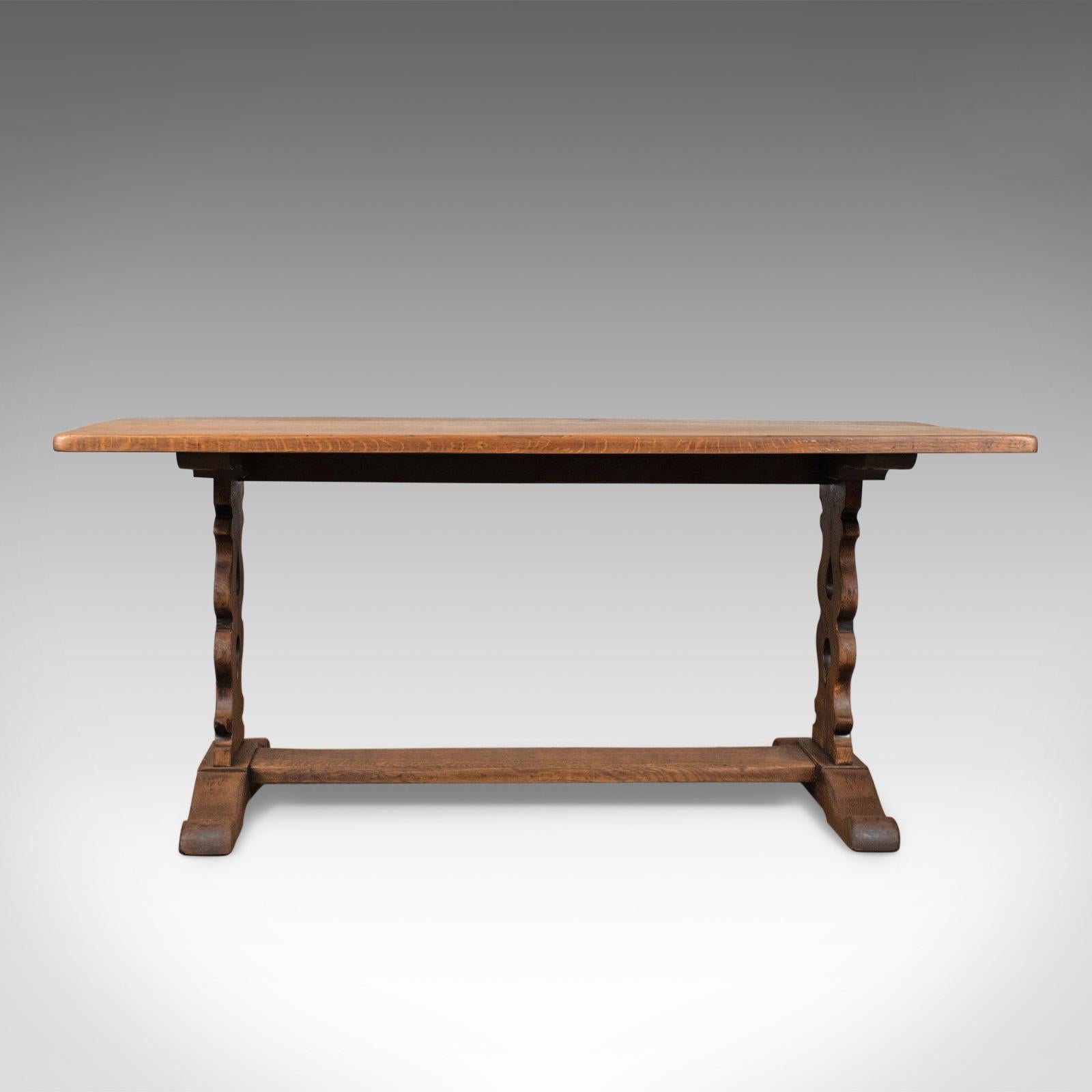 This is an antique refectory table, an Edwardian, Jacobean revival, oak dining table seating six, dating to the early 20th century, circa 1910.

Attractive honey tones to the English oak
Grain interest and a desirable aged patina
Displaying