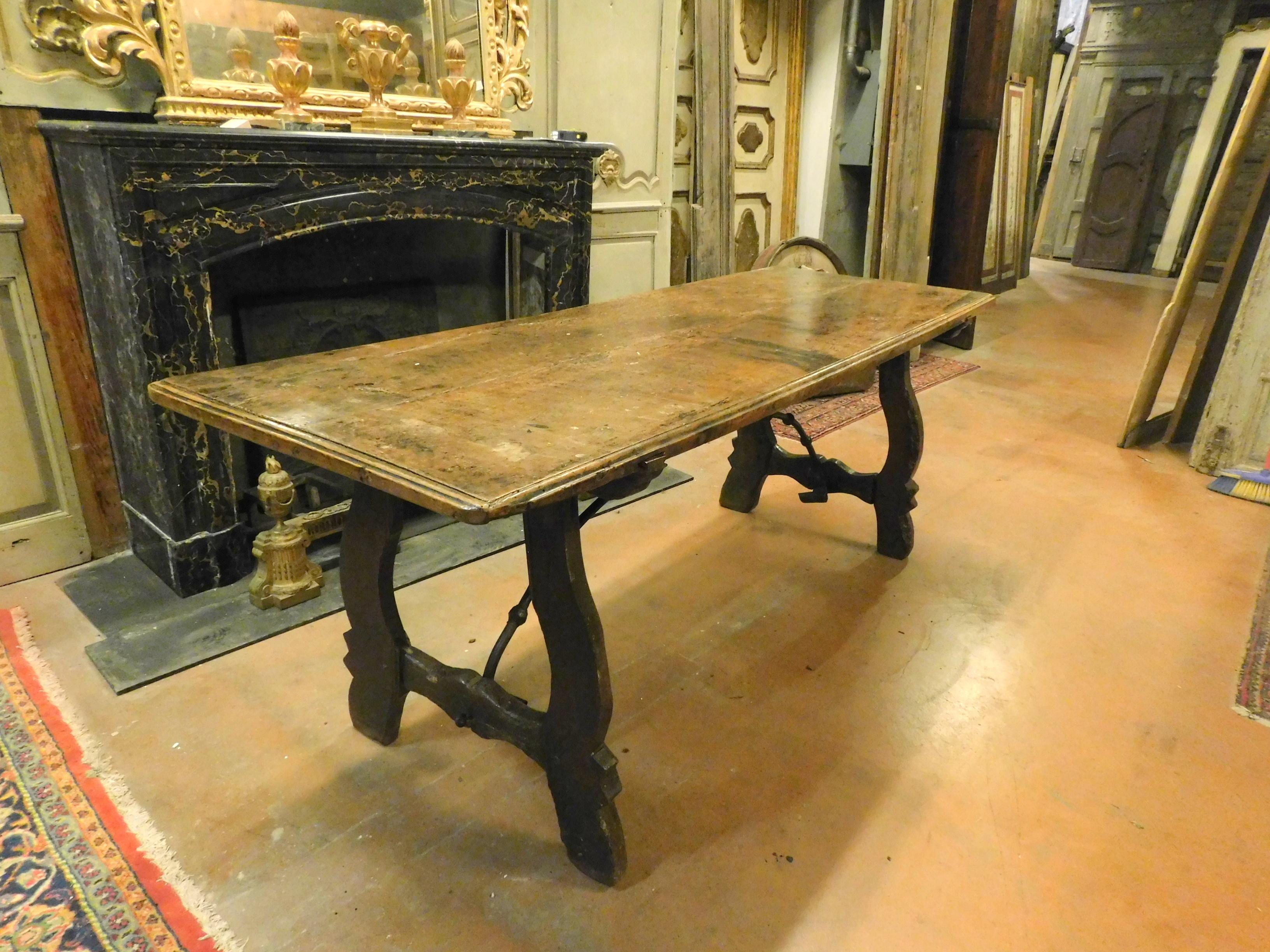 Antique refectory table, to be used in the kitchen or as a table, also fantastic as a dining table, perhaps combined with modern chairs. Beautiful table in original patina, carved in precious walnut wood, double plank and carved legs, original