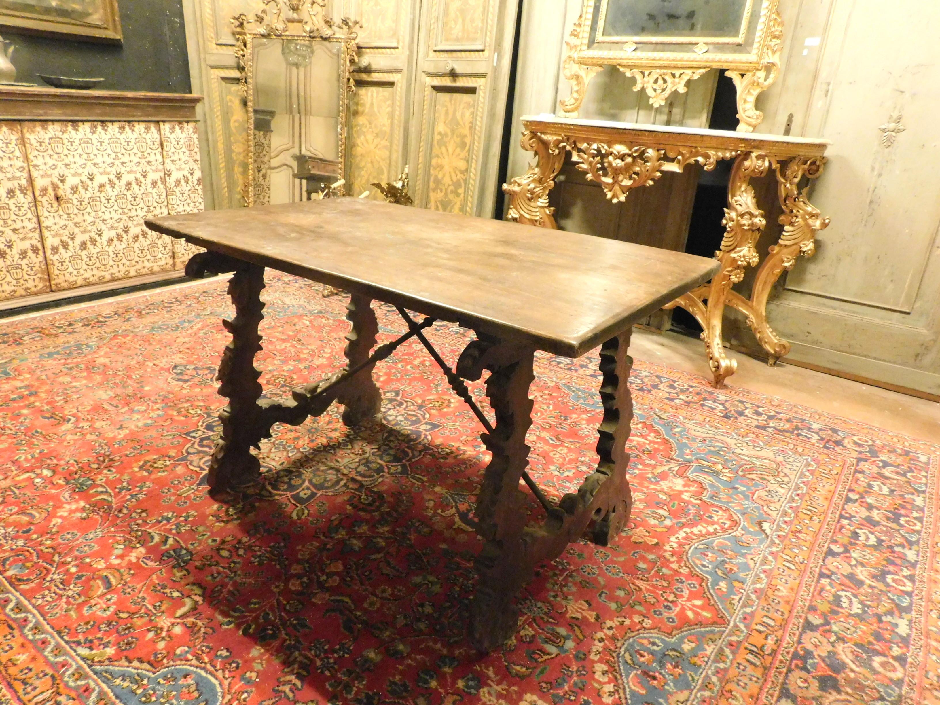 Antique walnut refectory table, original single plank, sculpted wavy legs and original irons, great antiquarian value and valuable construction, all hand built and sculpted in the 18th century in Spain.
Ideal as an antique dining table, or as a