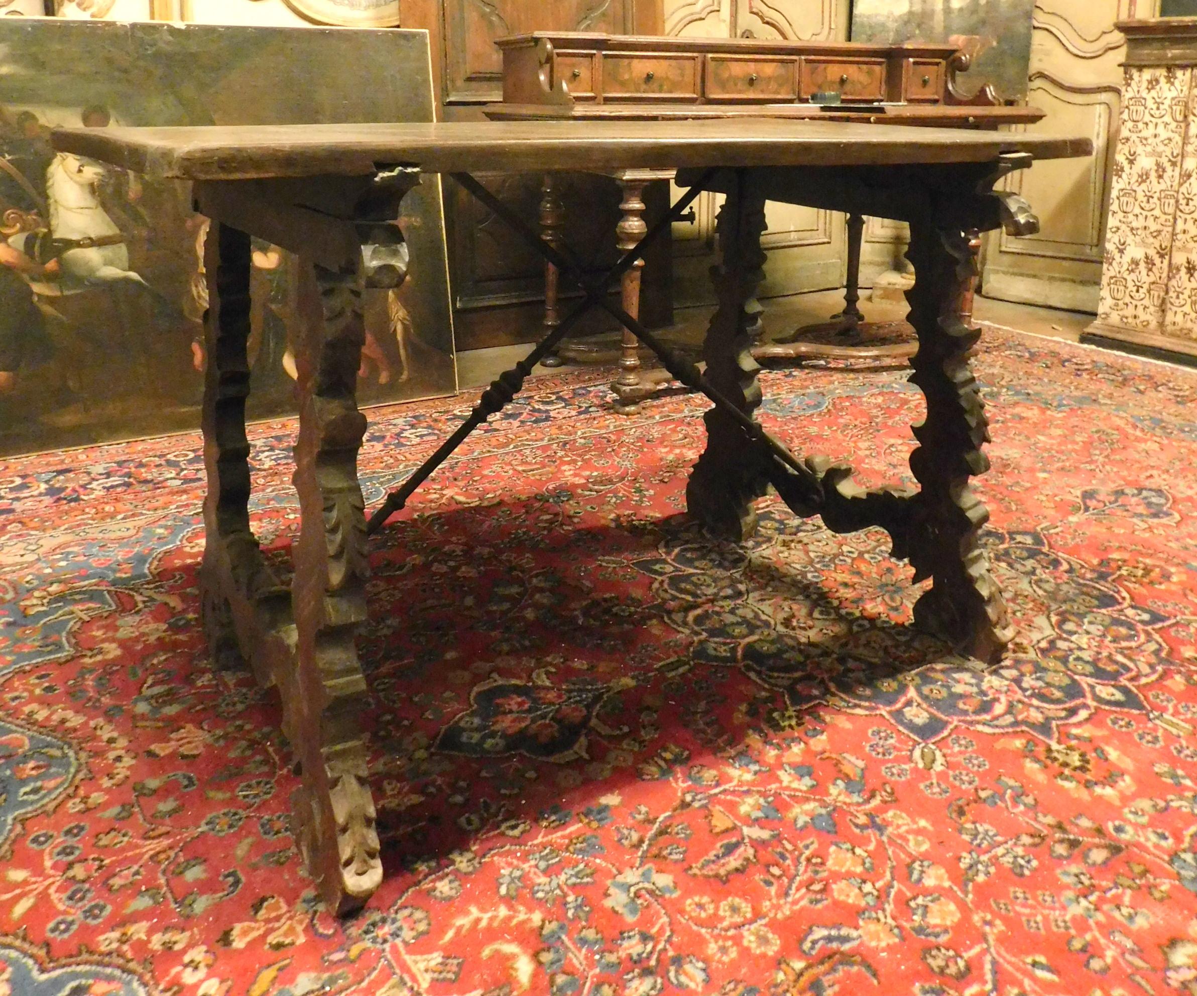 Espagnol Table de réfectoire ancienne en noyer, pieds ondulés et fer, Espagne du XVIIIe siècle en vente