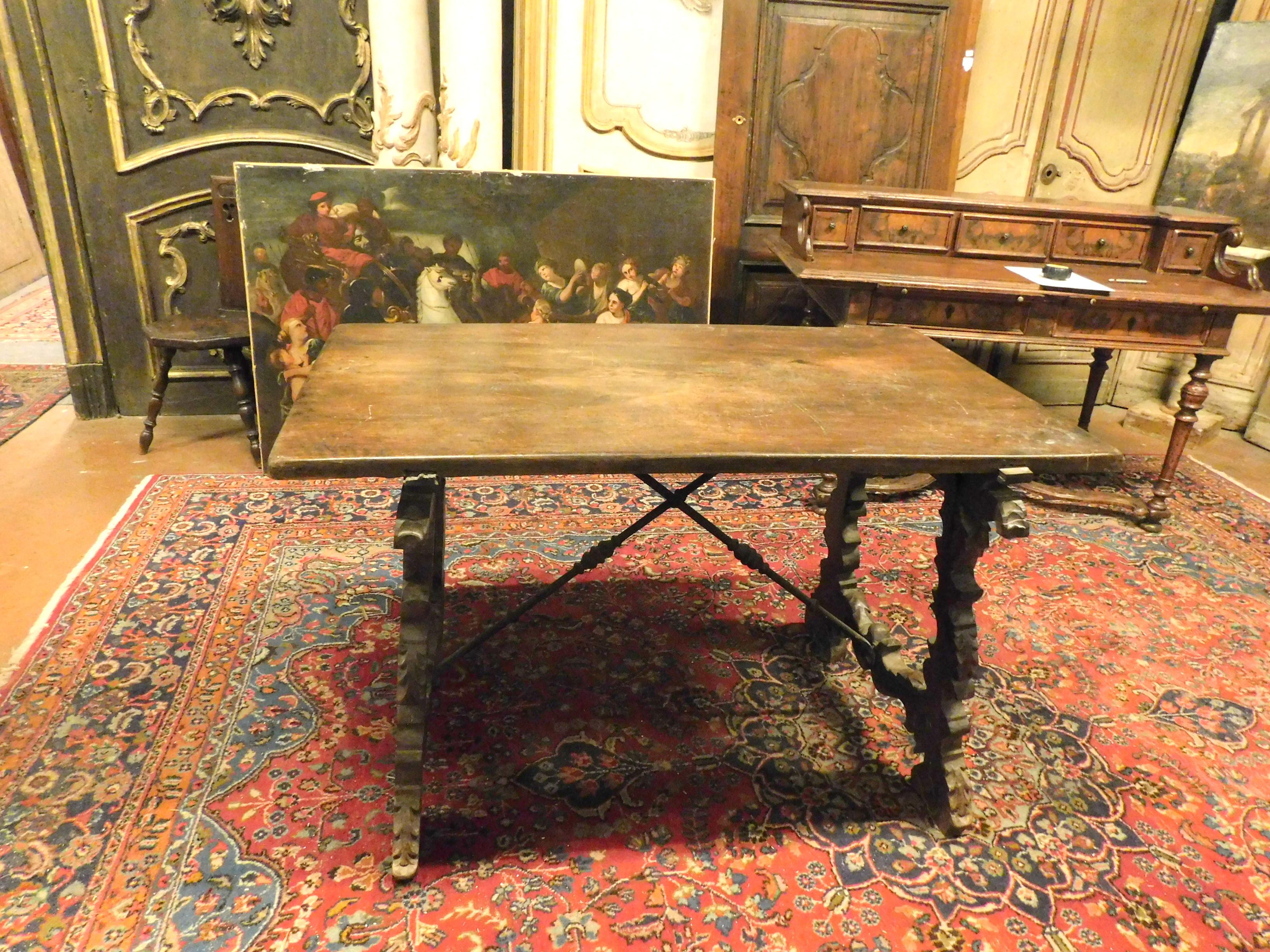 XVIIIe siècle et antérieur Table de réfectoire ancienne en noyer, pieds ondulés et fer, Espagne du XVIIIe siècle en vente
