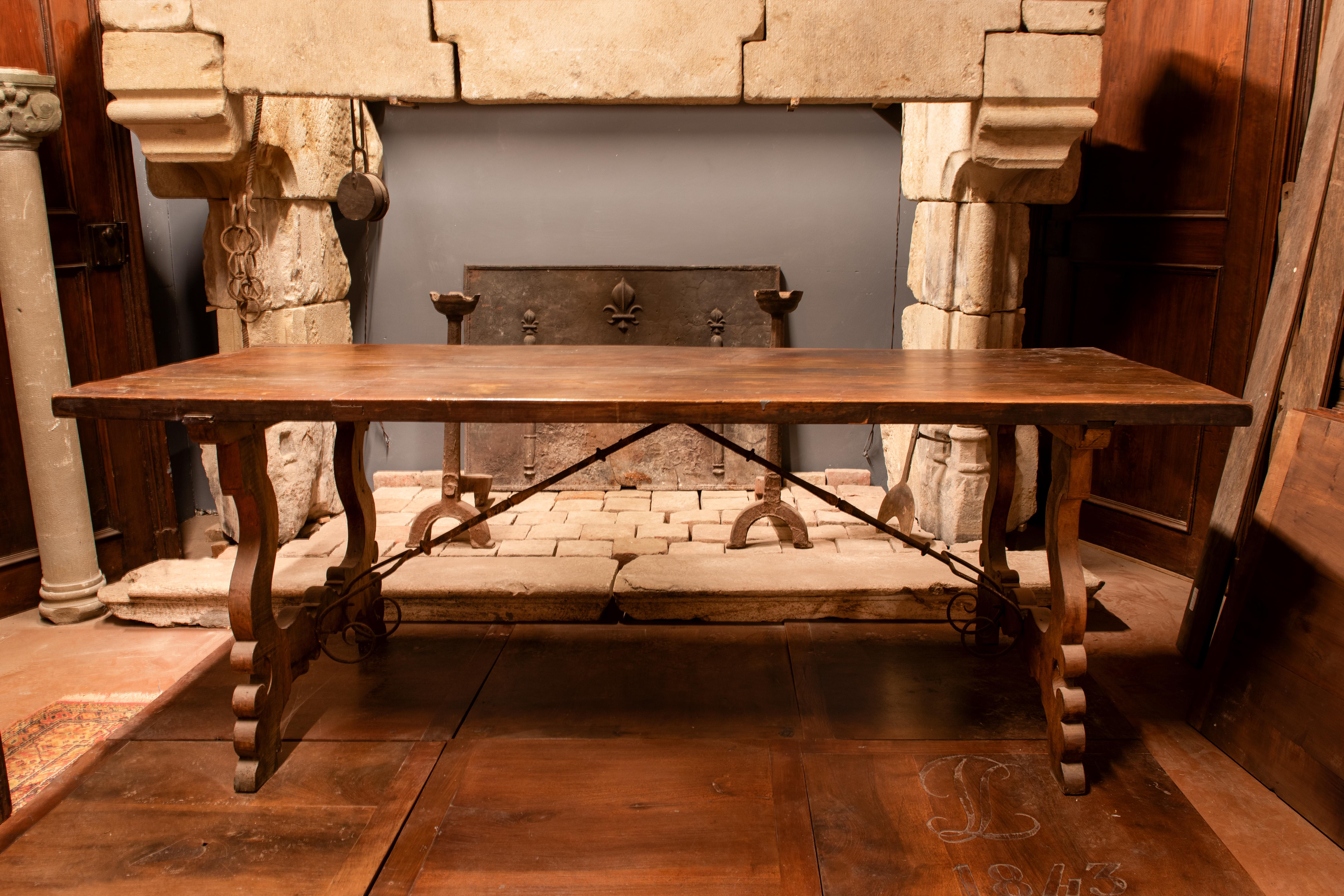 Antique refectory table, hand-carved in precious walnut wood, large, beautiful plank in one very old piece, and hand-carved legs with original iron, from a dining room of a castle in Spain, from the 18th century.
Suitable for a luxurious dining