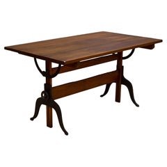 Anciennement restaurée, A. Lietz Co. Table à dessin en bois et fonte, vers 1930