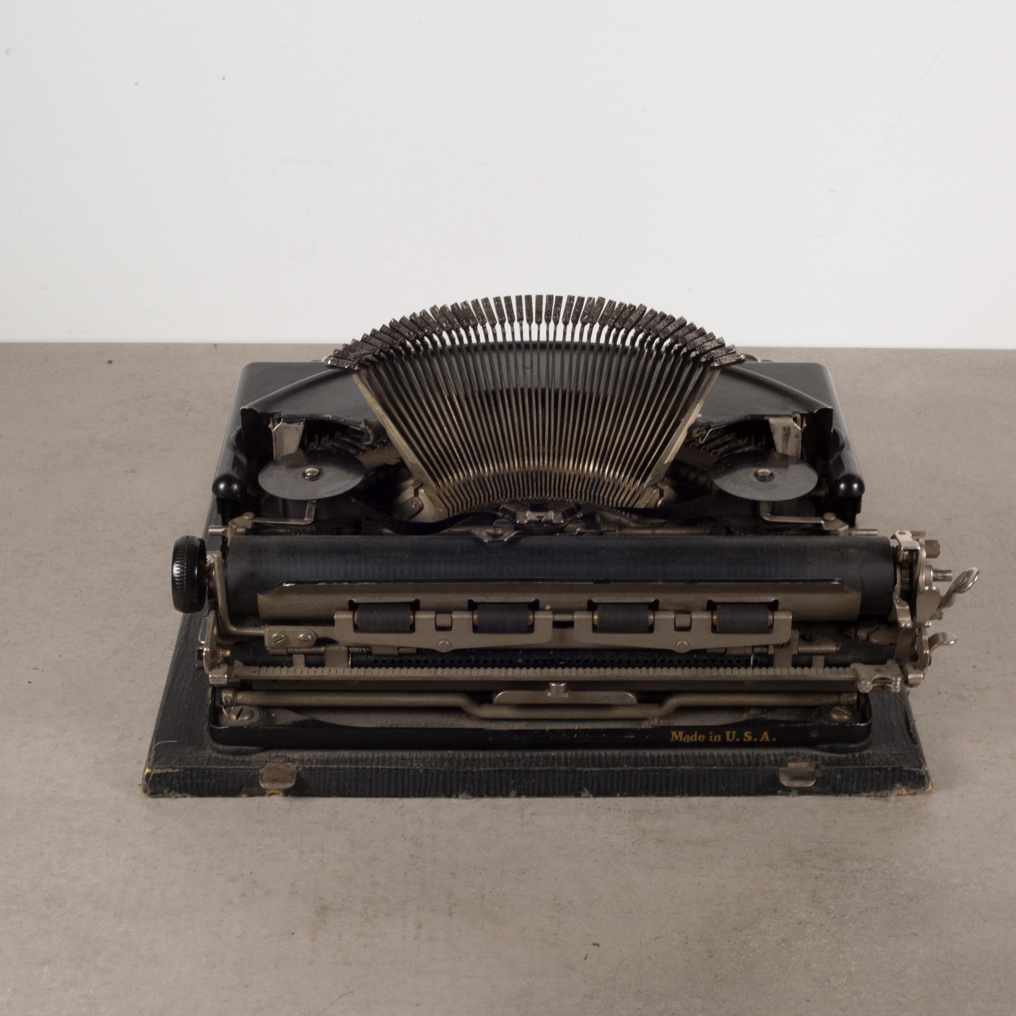 20th Century Antique Refurbished Portable Remie Scout Model Typewriter, C.1939