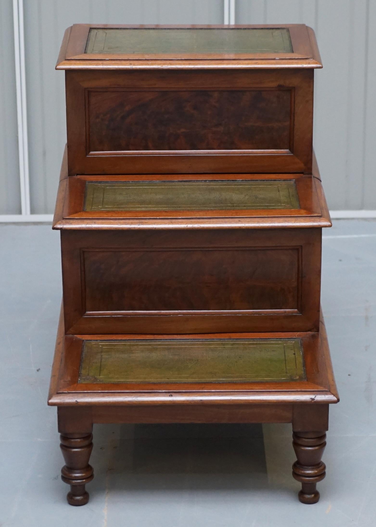 We are delighted to offer for sale this stunning original Regency mahogany library steps with green leather tops, single drawer and top storage 

A very good looking and well made piece, these just scream English Regency decadence, the cuts of