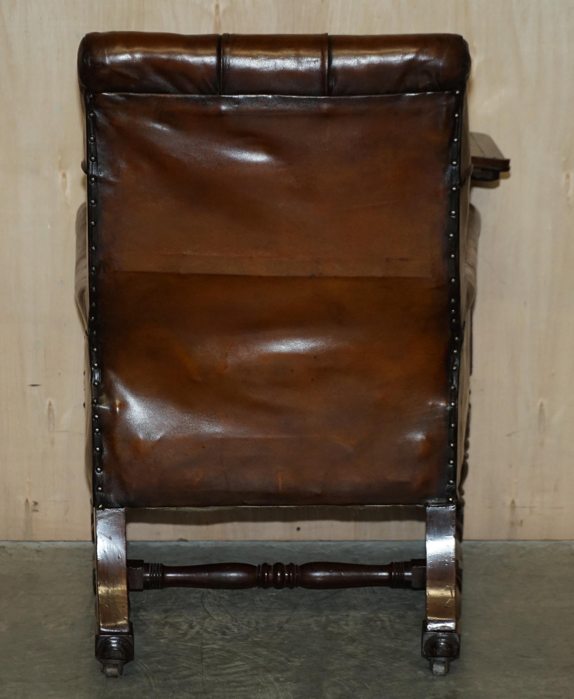 Fauteuil de lecture antique Regency 1810 en cuir marron restauré Chesterfield, peigné de lecture en vente 11