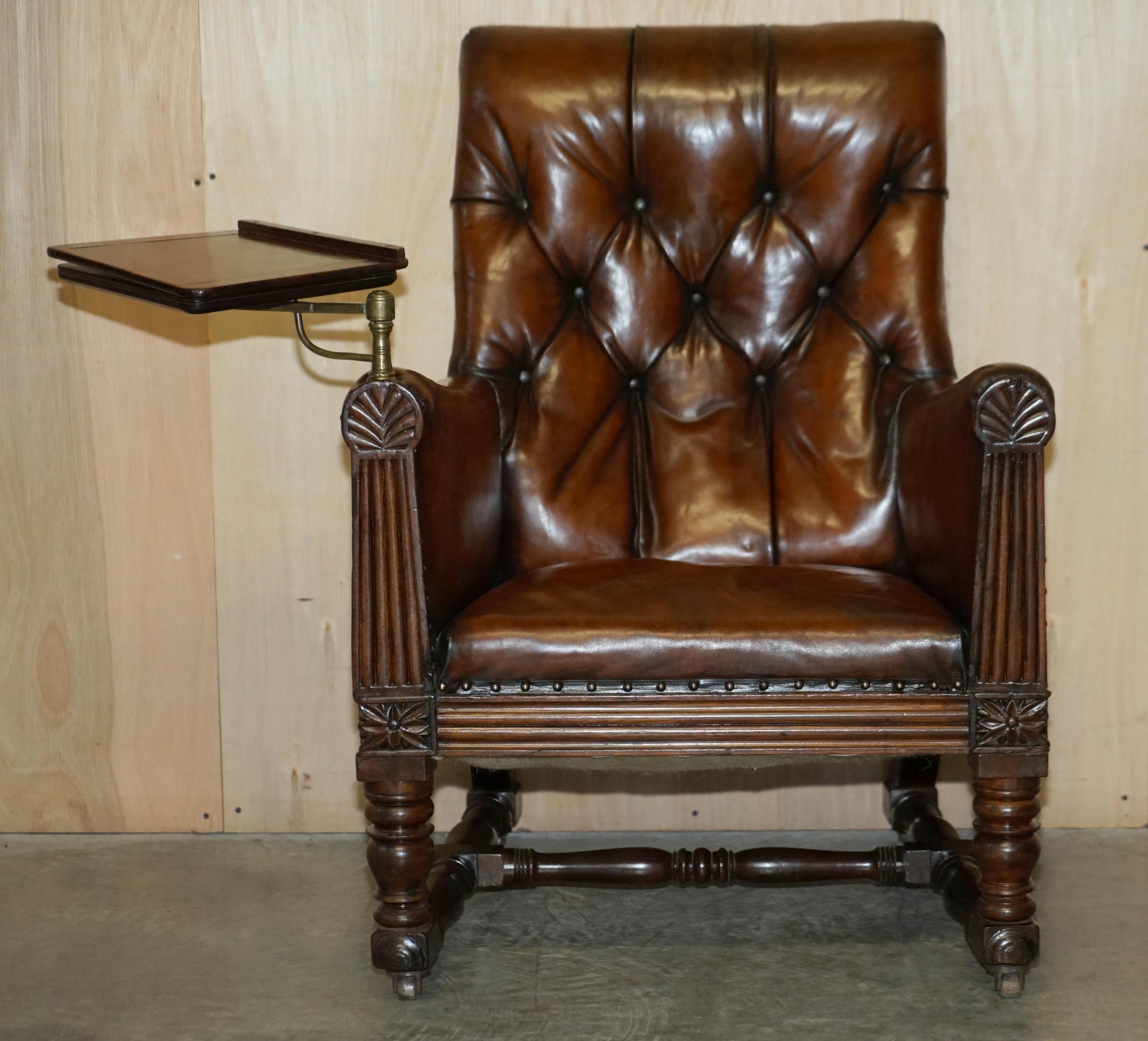 Nous sommes ravis d'offrir à la vente ce superbe fauteuil bibliothèque Regency Chesterfield entièrement restauré en cuir brun cigare teint à la main, avec sa pente de lecture originale en acajou et laiton.

Cette chaise a le look des premières