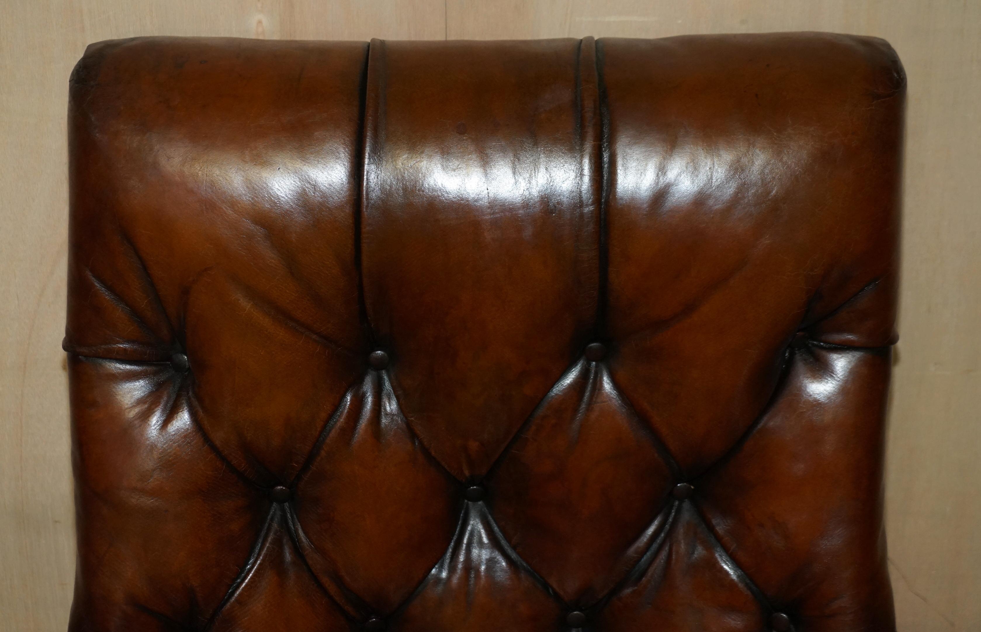 Fait main Fauteuil de lecture antique Regency 1810 en cuir marron restauré Chesterfield, peigné de lecture en vente