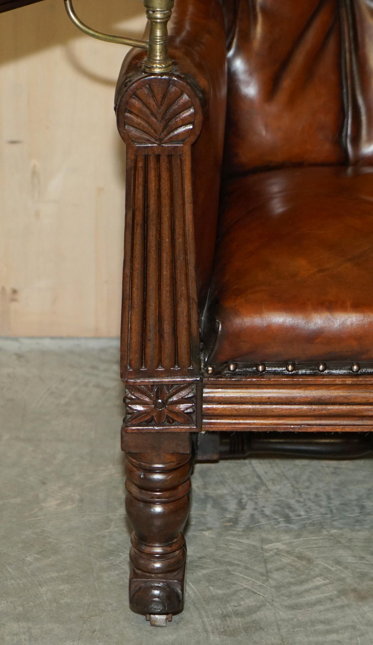 Fauteuil de lecture antique Regency 1810 en cuir marron restauré Chesterfield, peigné de lecture en vente 2