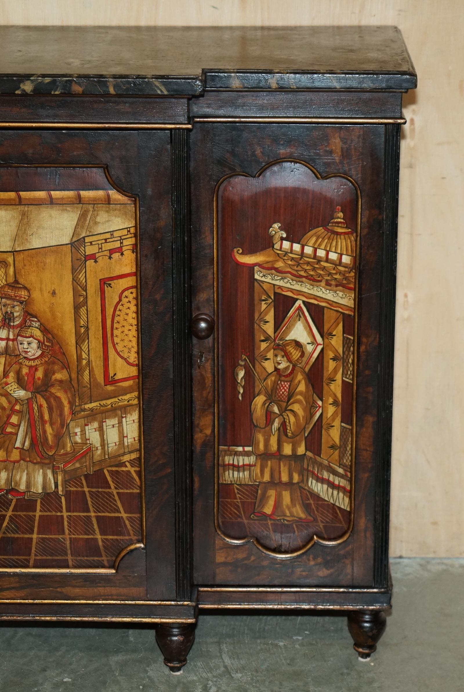 ANTIQUE REGENCY 1810 SIMULATED HARDWOOD CHINESE CHINOISERIE BREAKFRONT SiDEBOARD en venta 2