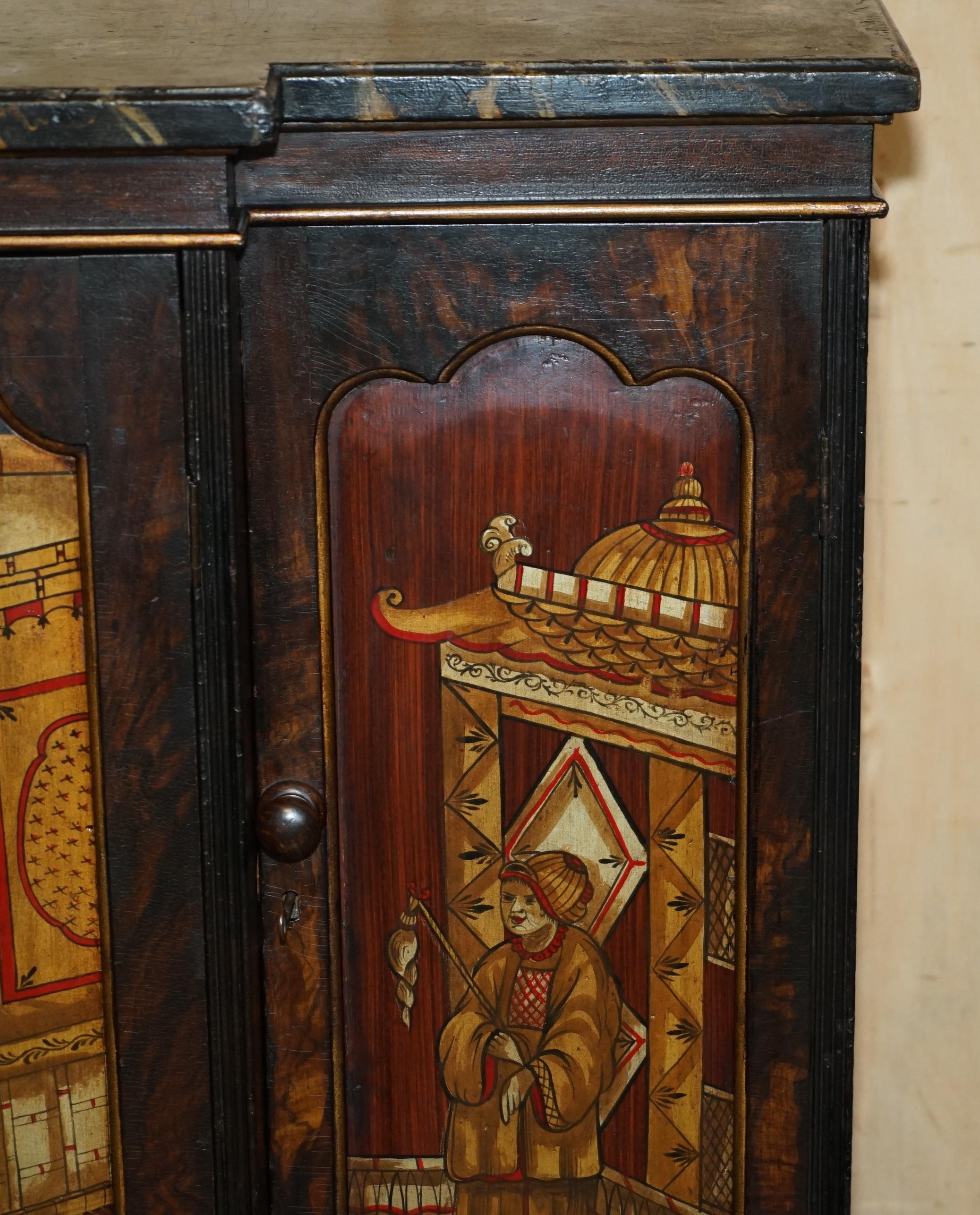 ANTIQUE REGENCY 1810 SIMULATED HARDWOOD CHINESE CHINOISERIE BREAKFRONT SiDEBOARD en venta 3