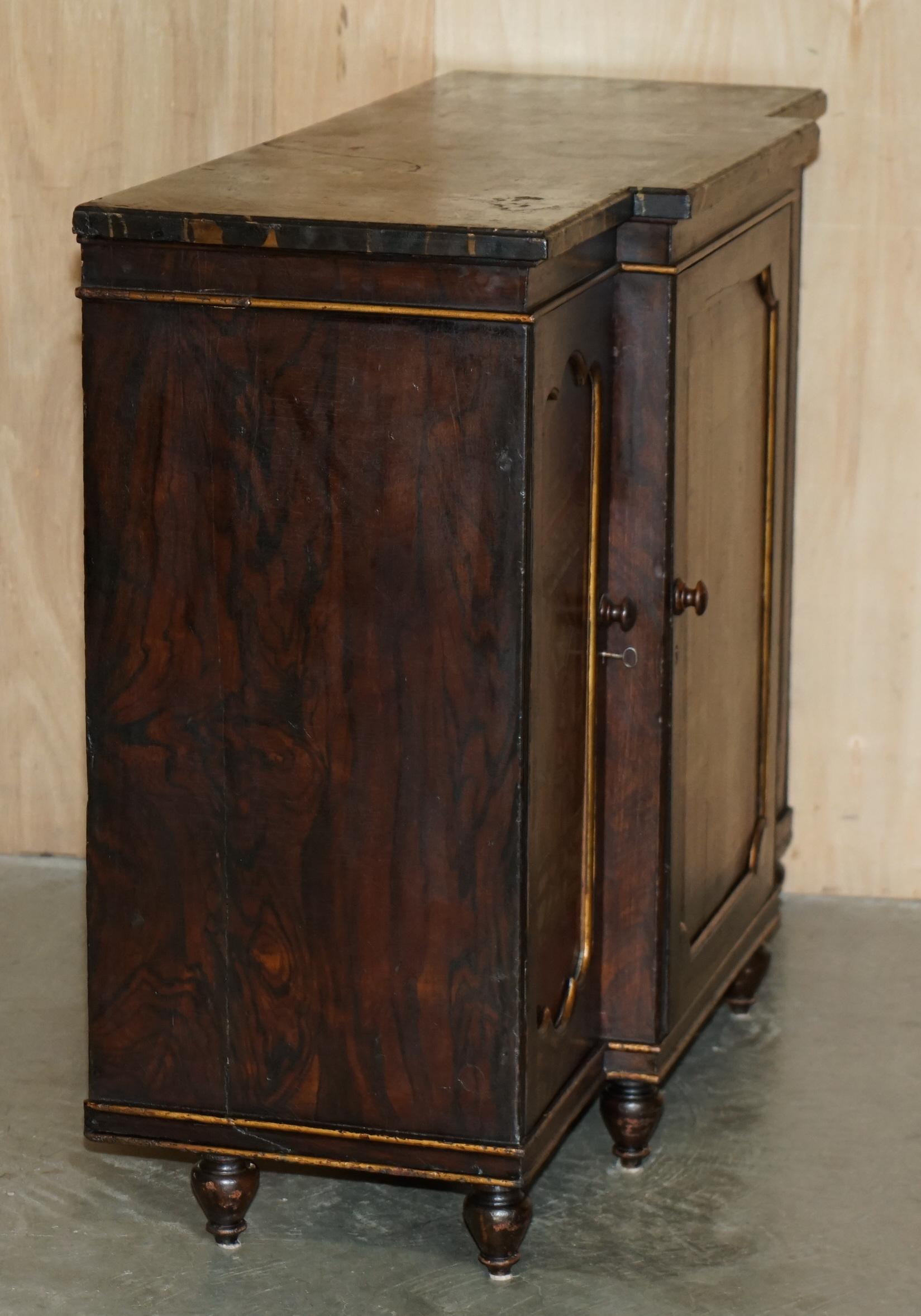 ANTIQUE REGENCY 1810 SIMULATED HARDWOOD CHINESE CHINOISERIE BREAKFRONT SiDEBOARD en venta 8