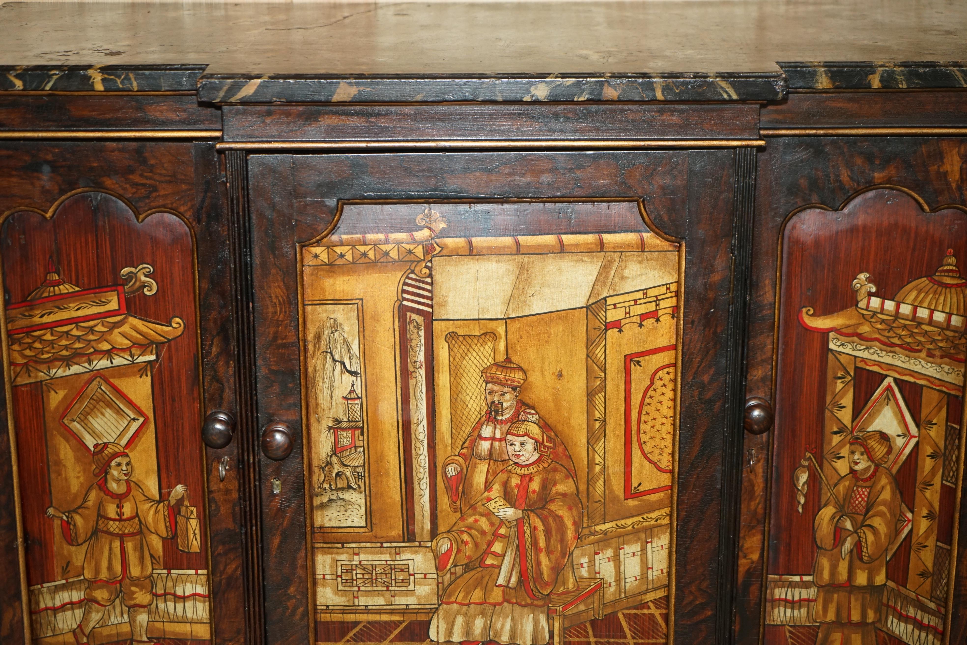 ANTIQUE REGENCY 1810 SIMULATED HARDWOOD CHINESE CHINOISERIE BREAKFRONT SiDEBOARD Regencia en venta