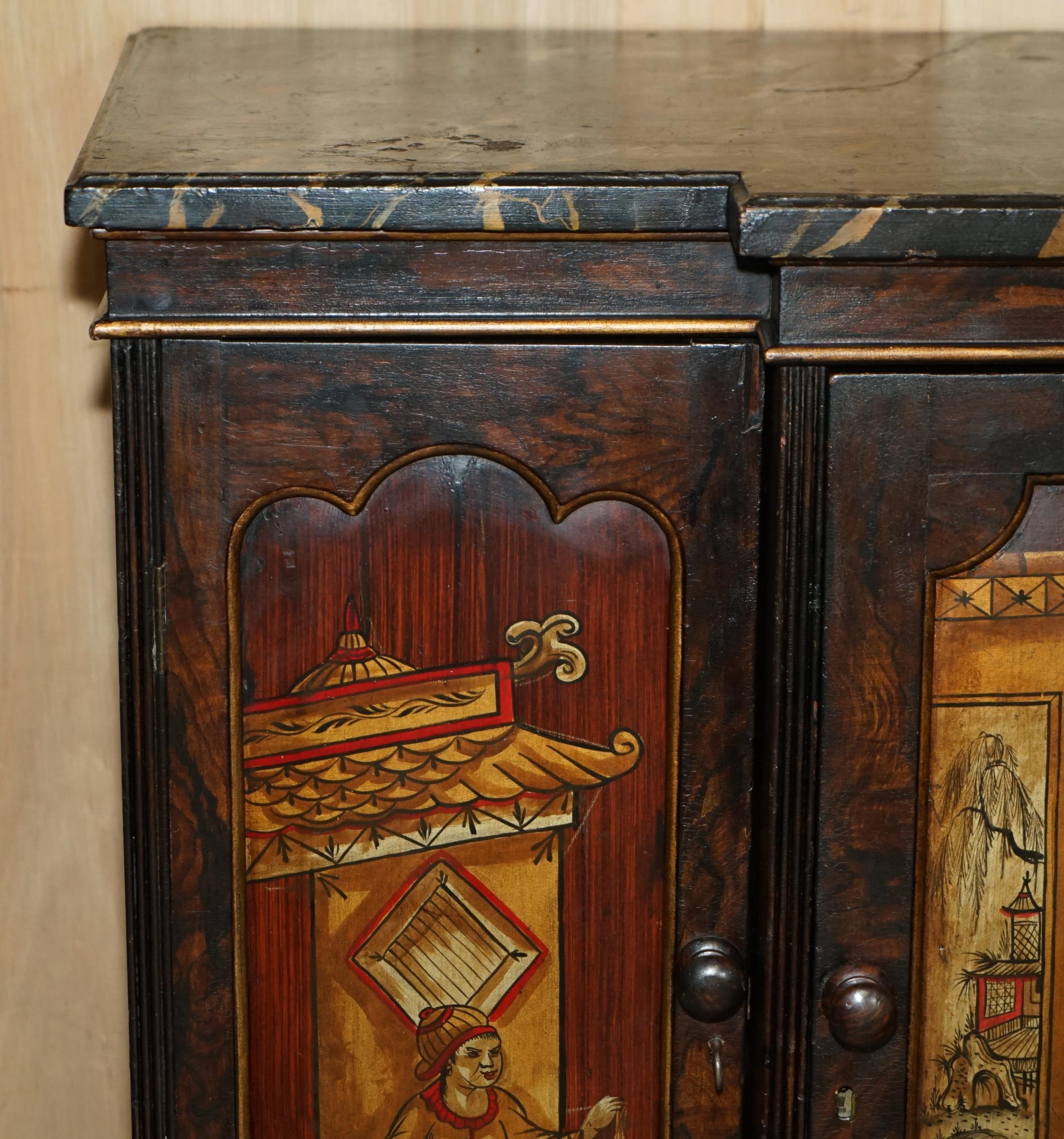 ANTIQUE REGENCY 1810 SIMULATED HARDWOOD CHINESE CHINOISERIE BREAKFRONT SiDEBOARD principios del siglo XIX en venta