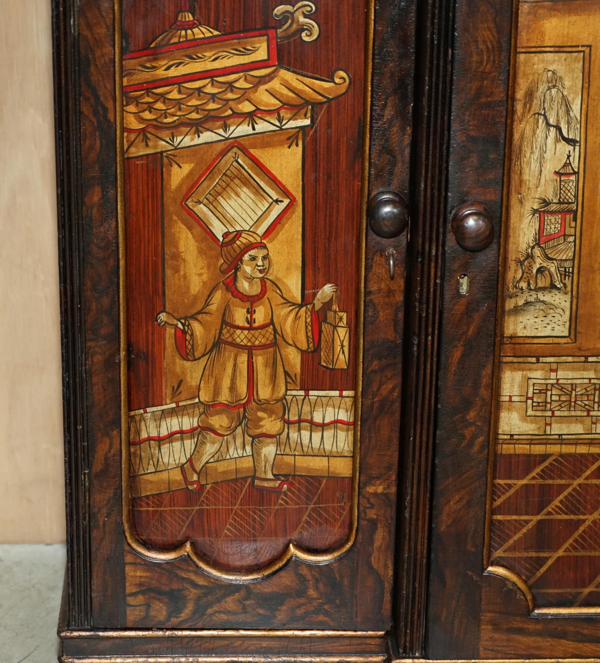 ANTIQUE REGENCY 1810 SIMULATED HARDWOOD CHINESE CHINOISERIE BREAKFRONT SiDEBOARD Madera dura en venta