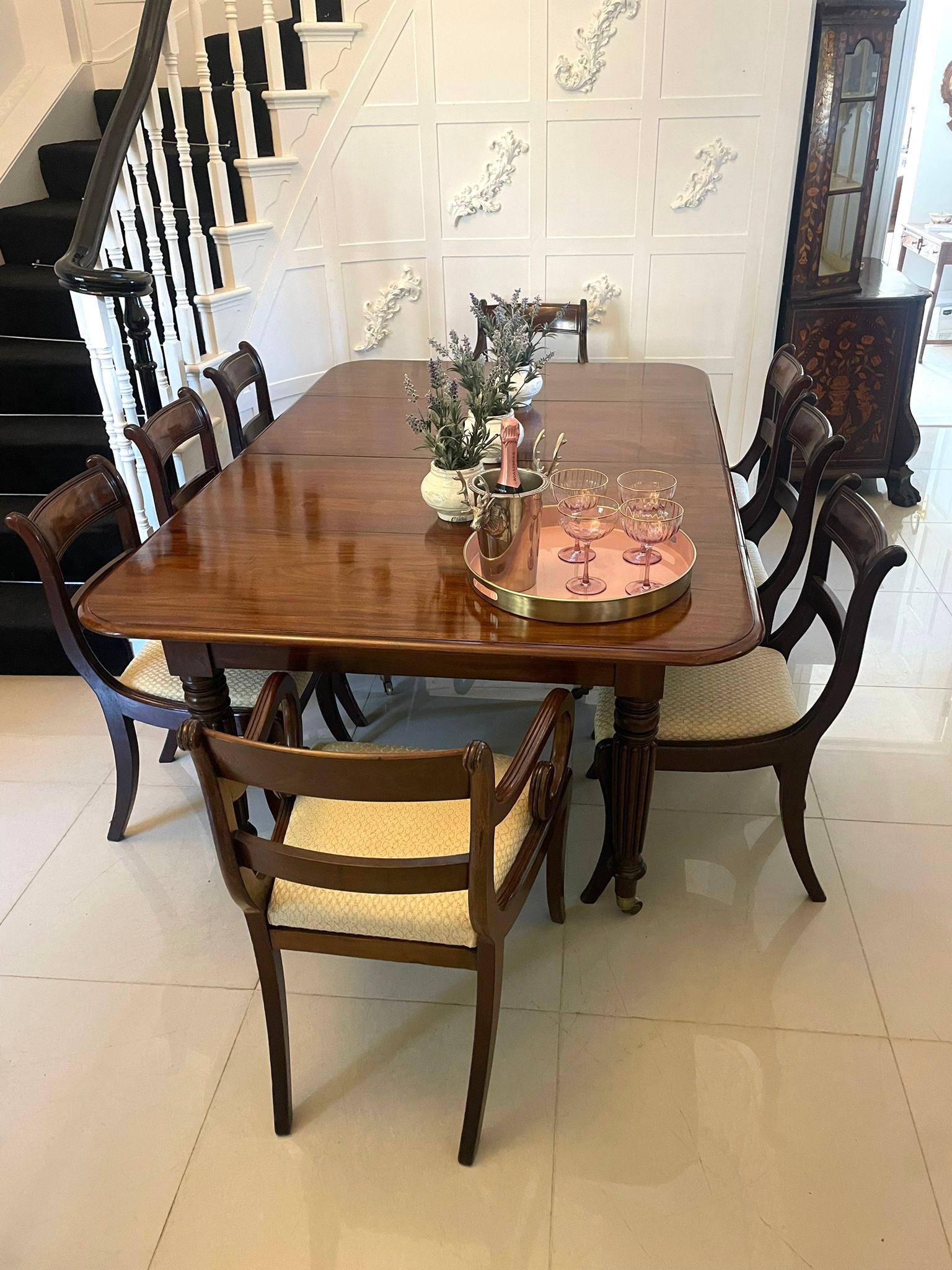 Antique Regency 8 Seater Quality Figured Mahogany Extending Dining Table  In Good Condition For Sale In Suffolk, GB