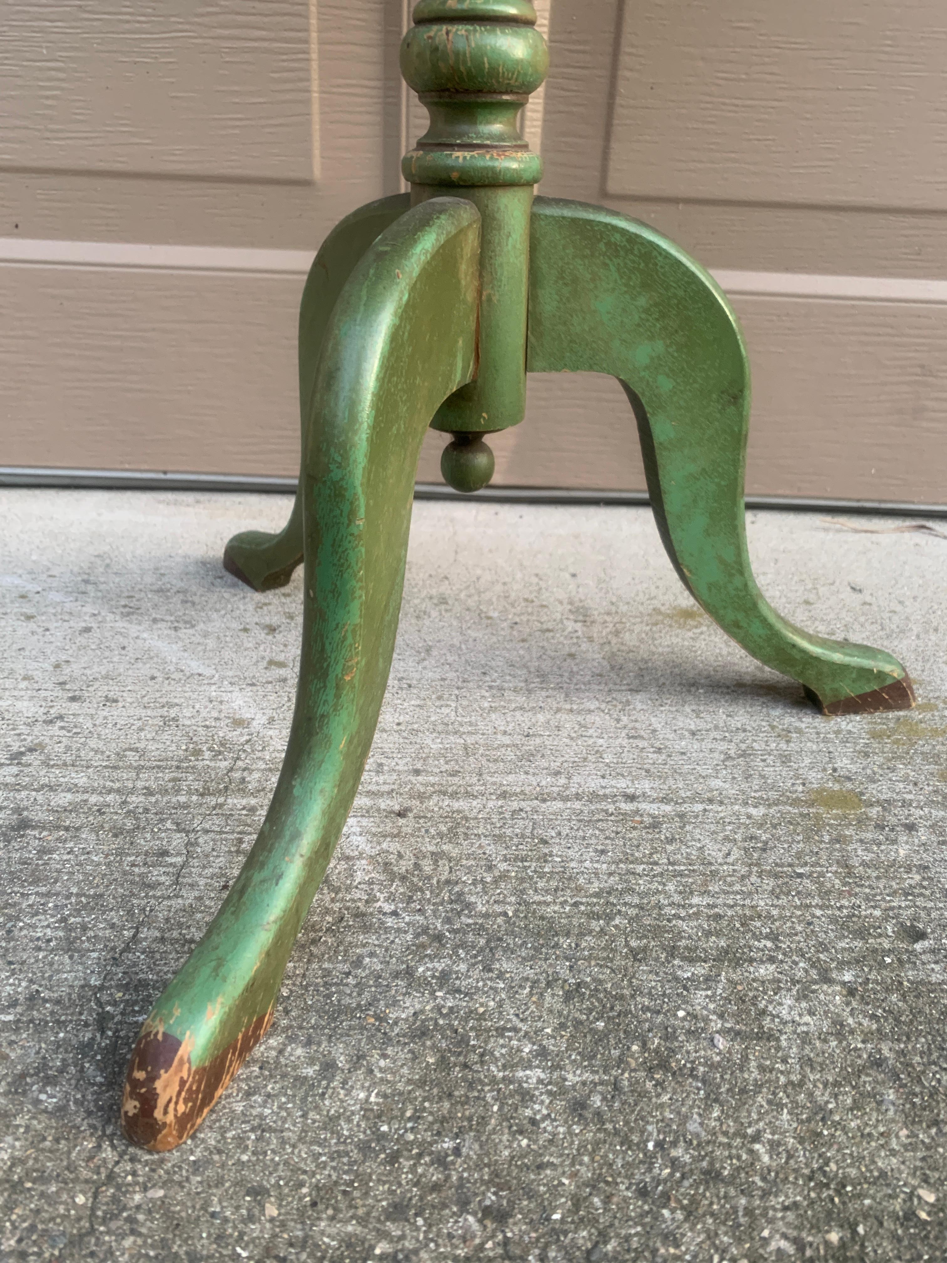 Ancienne table d'appoint en noyer peint en vert de style Regency Allegorical Flip Top en vente 5
