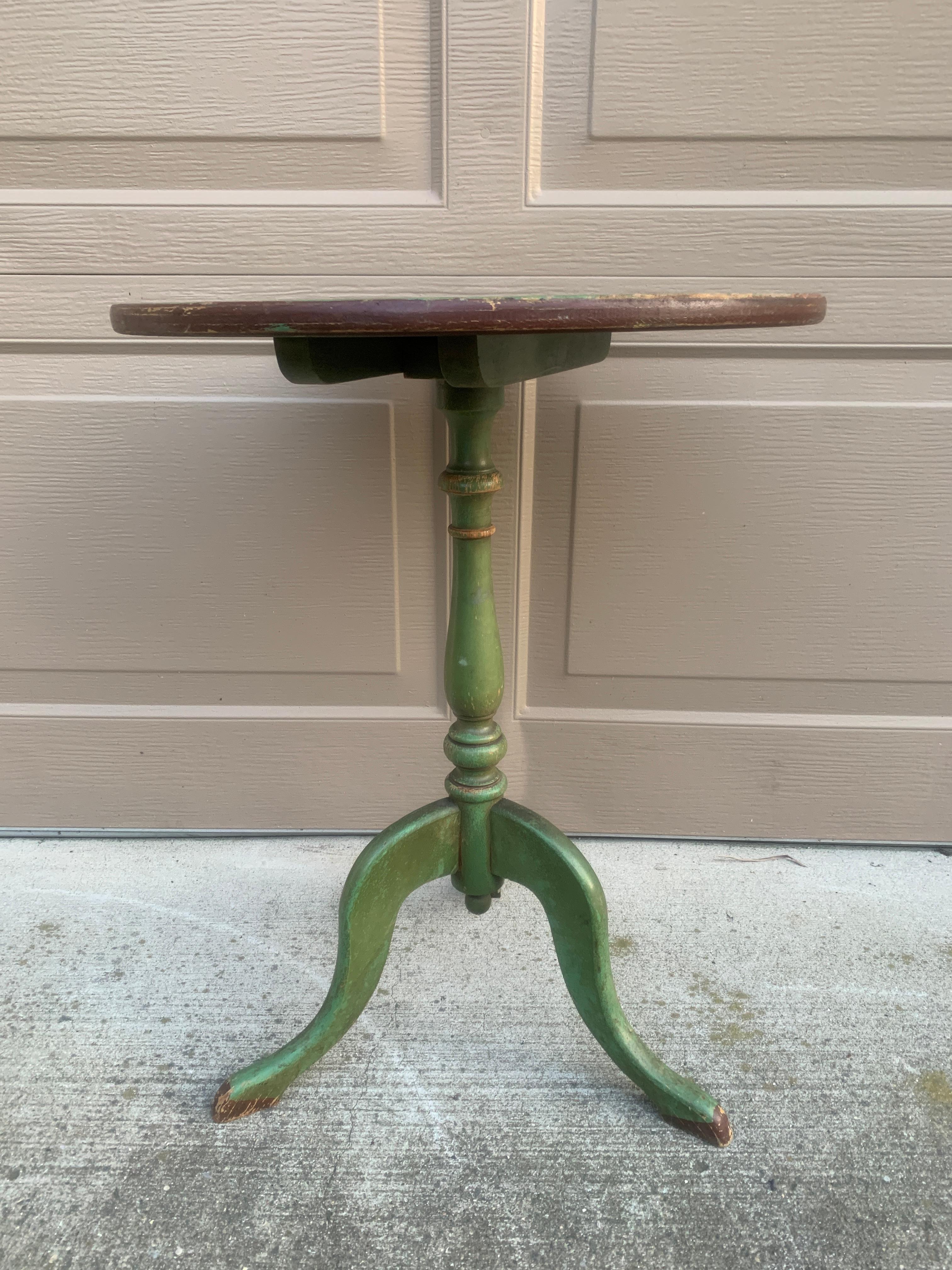 Ancienne table d'appoint en noyer peint en vert de style Regency Allegorical Flip Top en vente 6