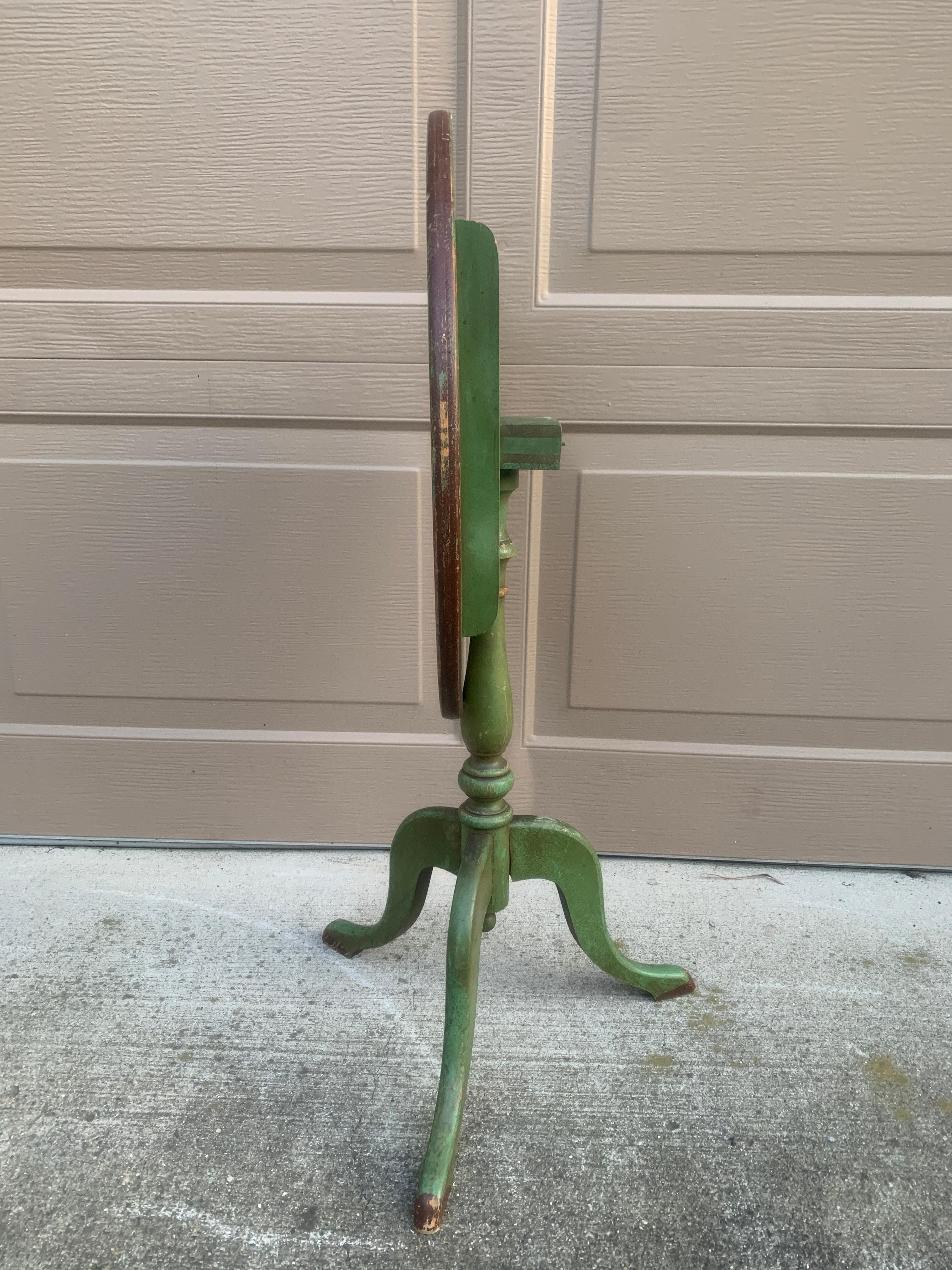 Ancienne table d'appoint en noyer peint en vert de style Regency Allegorical Flip Top en vente 8