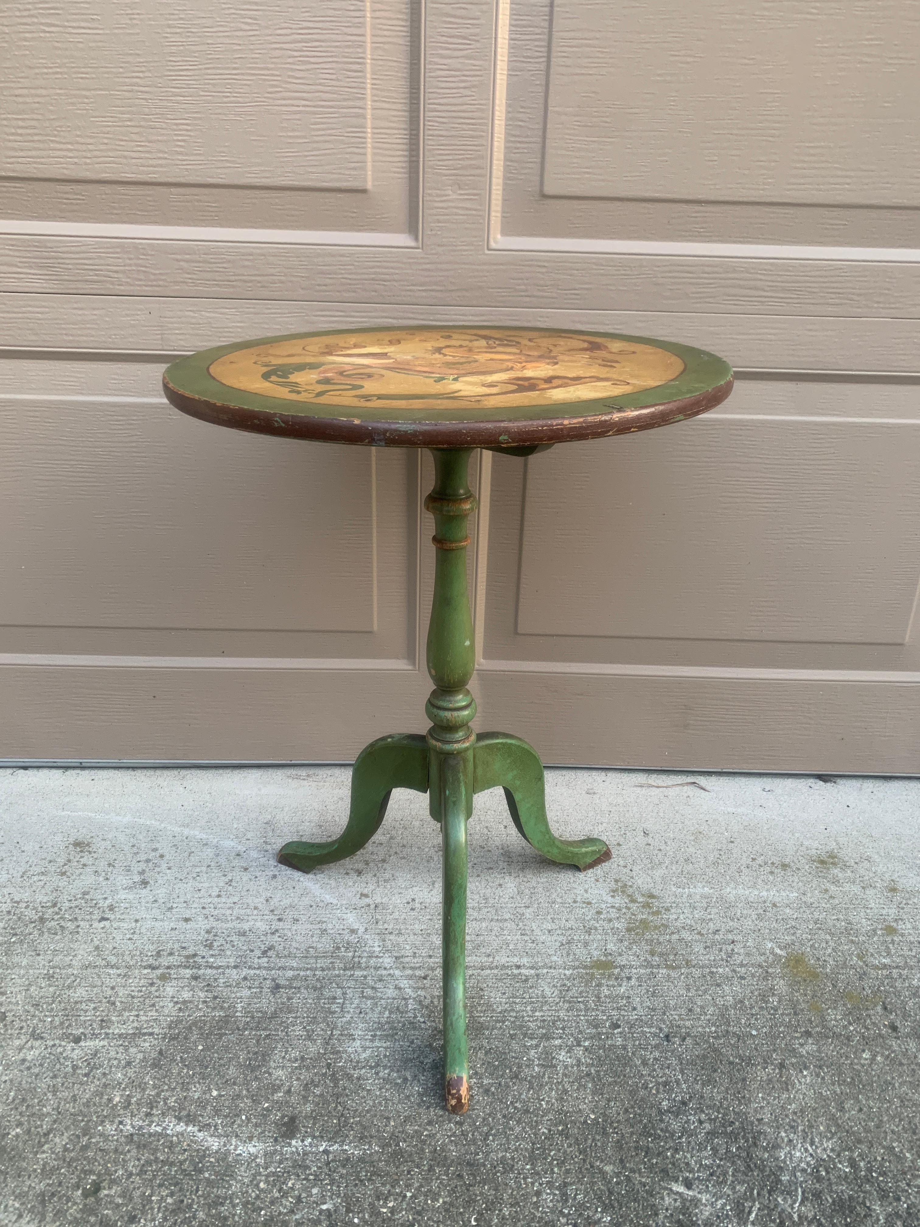 Magnifique table d'appoint à plateau basculant de style Regency

États-Unis, vers 1920

Noyer peint dans une belle couleur verte vieillie avec une scène allégorique peinte à la main d'un cheval pégase ailé. 

Dimensions : 17,25 