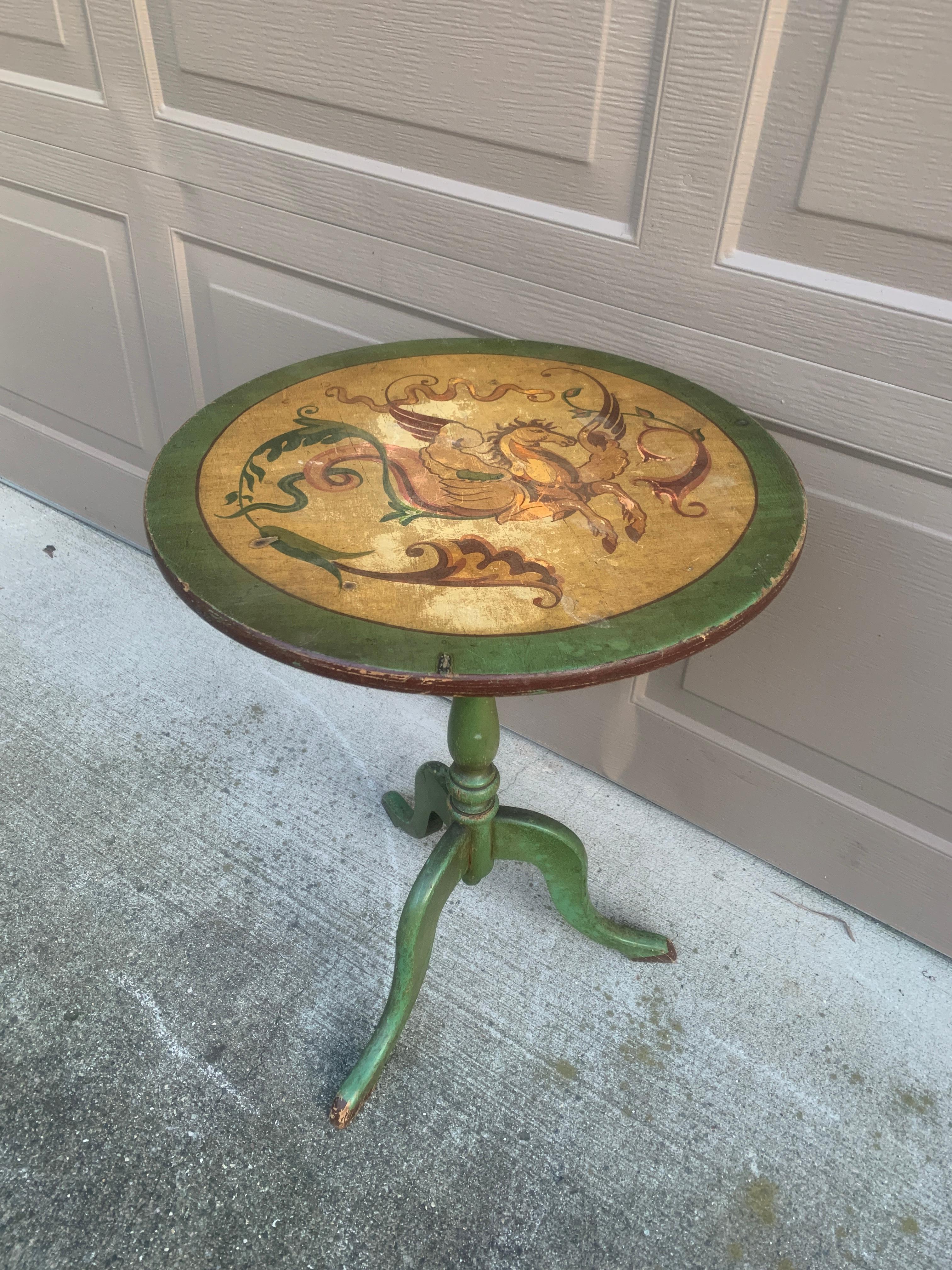 Américain Ancienne table d'appoint en noyer peint en vert de style Regency Allegorical Flip Top en vente