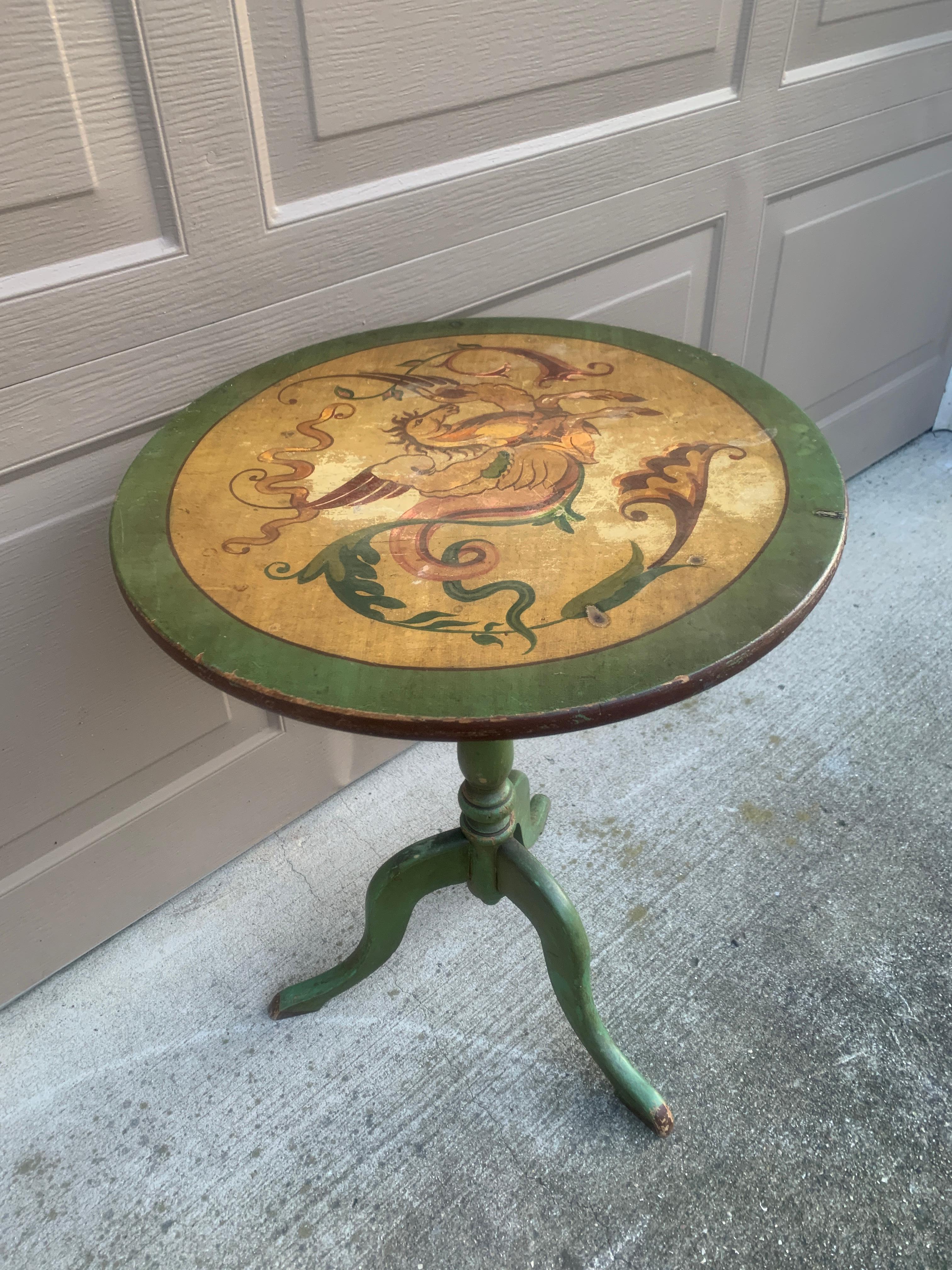 20ième siècle Ancienne table d'appoint en noyer peint en vert de style Regency Allegorical Flip Top en vente