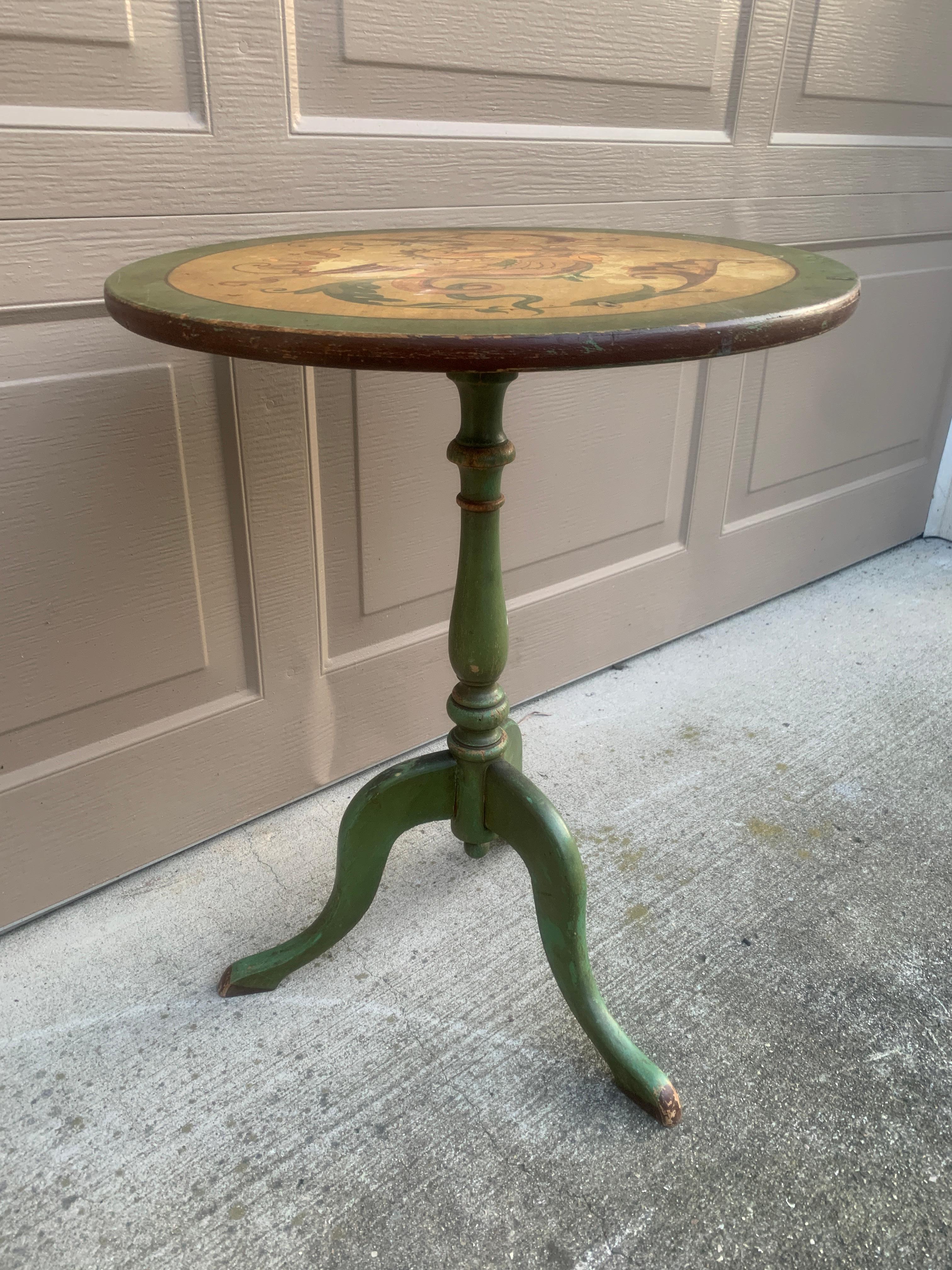 Noyer Ancienne table d'appoint en noyer peint en vert de style Regency Allegorical Flip Top en vente