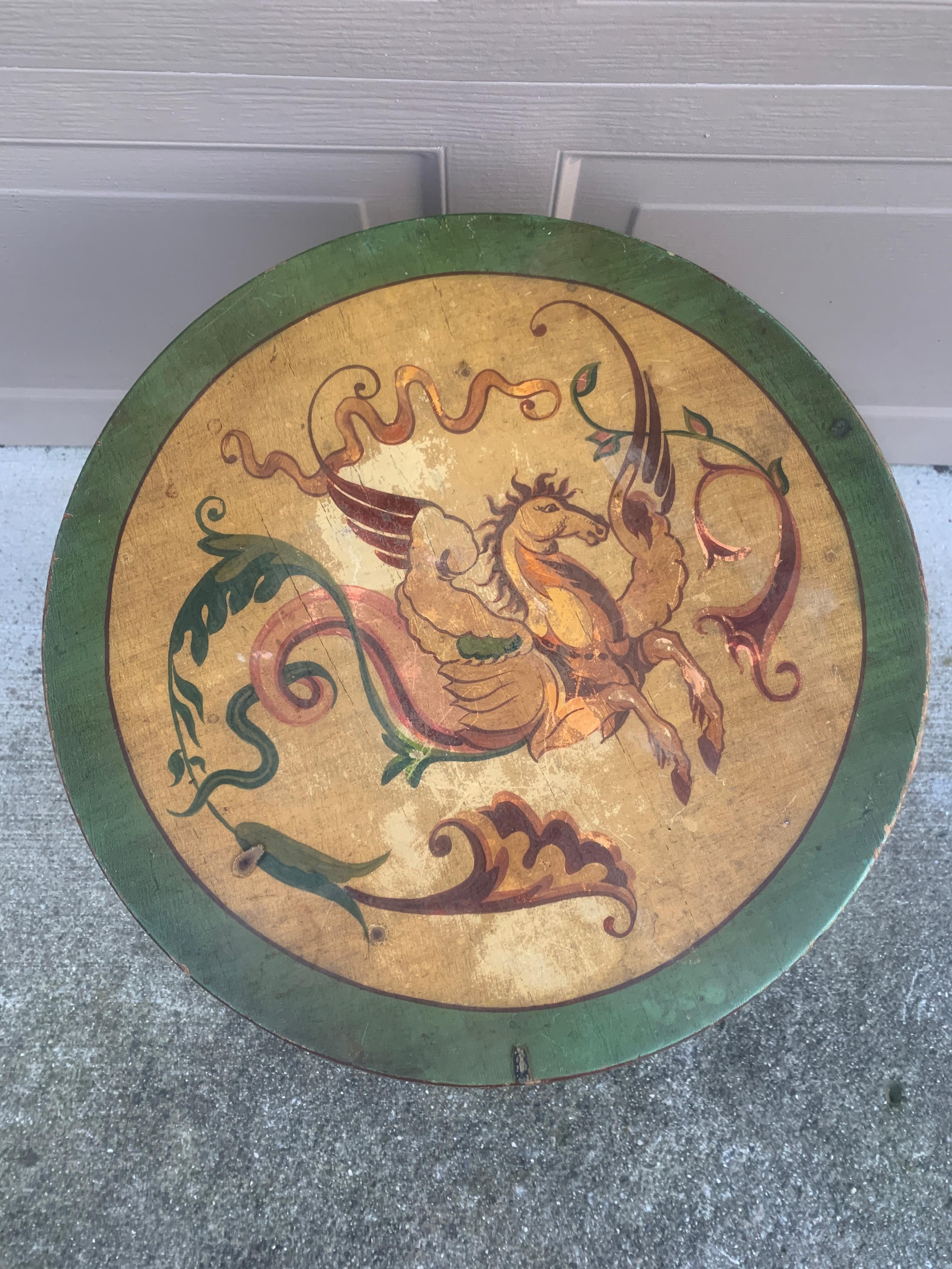 Ancienne table d'appoint en noyer peint en vert de style Regency Allegorical Flip Top en vente 1