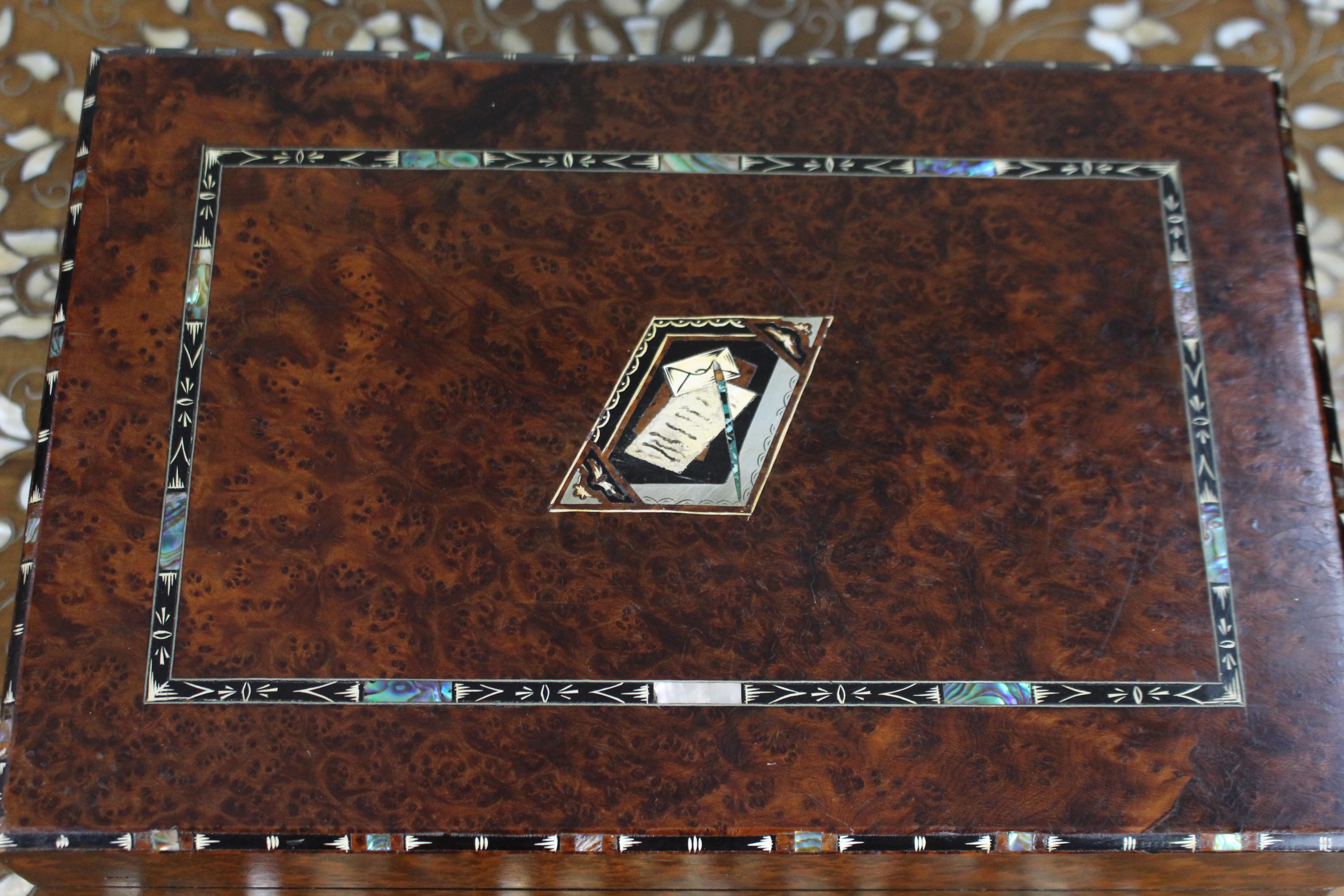 Antique Regency Amboyna & Mother-of-Pearl Inlaid Writing Slope, c.1830 In Good Condition For Sale In Worcester, GB