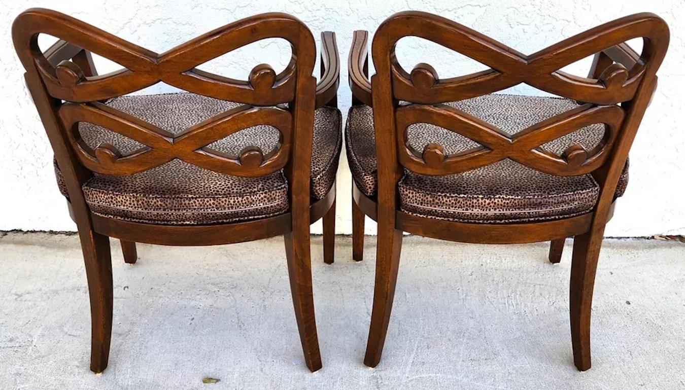 Milieu du XXe siècle Paire de fauteuils Regency anciens à dossier Pretzel en vente