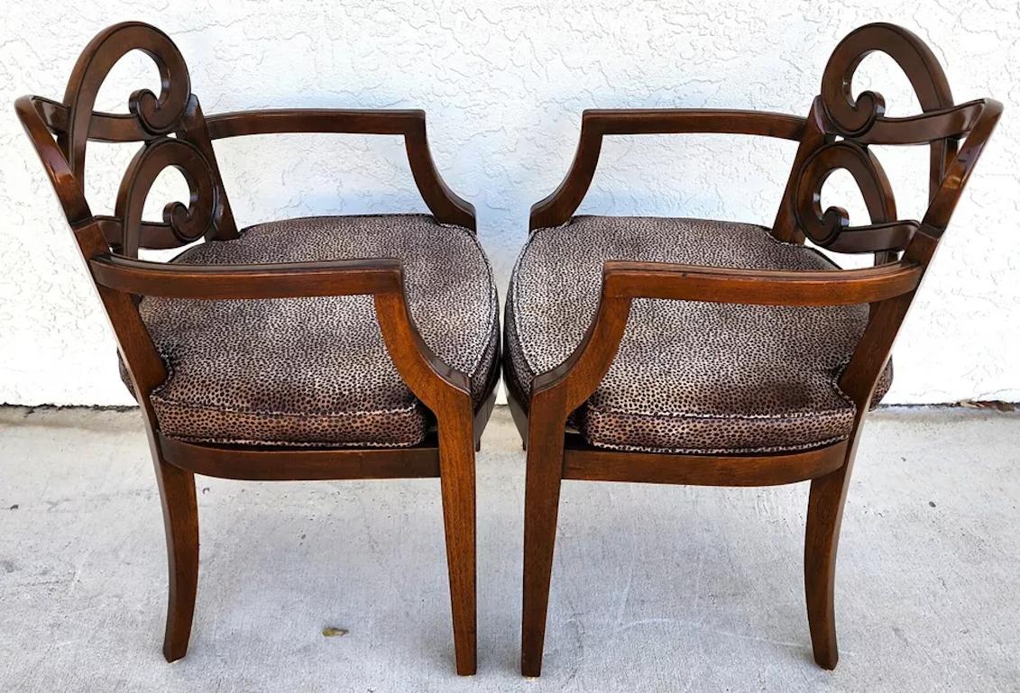 Acajou Paire de fauteuils Regency anciens à dossier Pretzel en vente