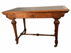 Antiker Regency-Schreibtisch aus Vogelaugenahorn, Platte aus getriebenem Leder, 1830