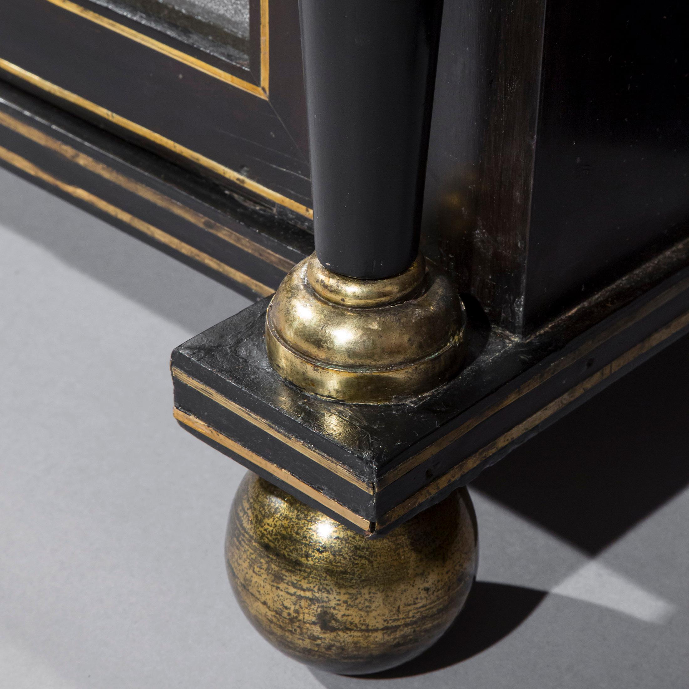 Anglais Ancienne armoire de style Régence en laque noire en vente